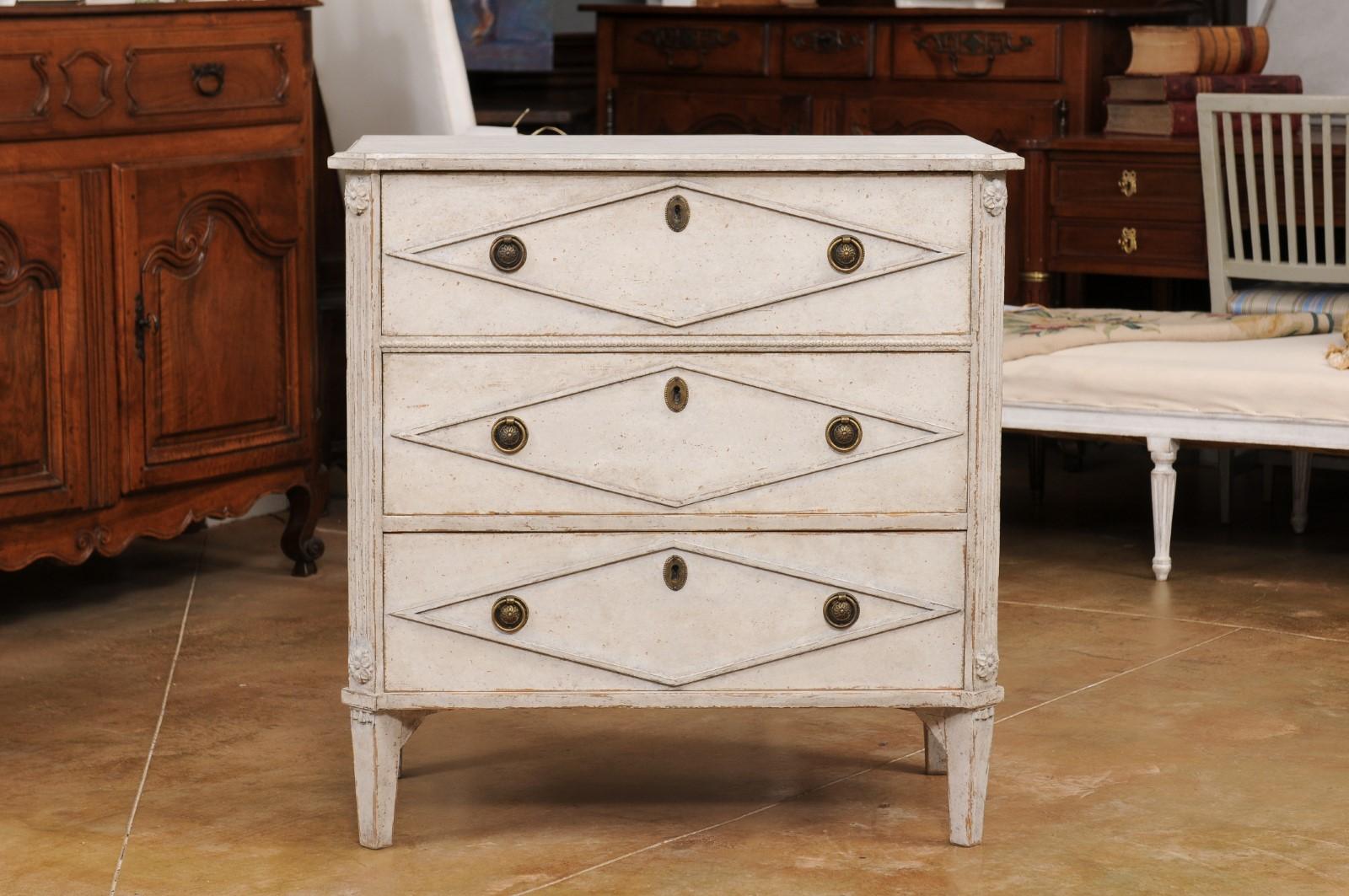 Swedish Gustavian Style 1900s Painted Three-Drawer Chest with Diamond Motifs For Sale 6