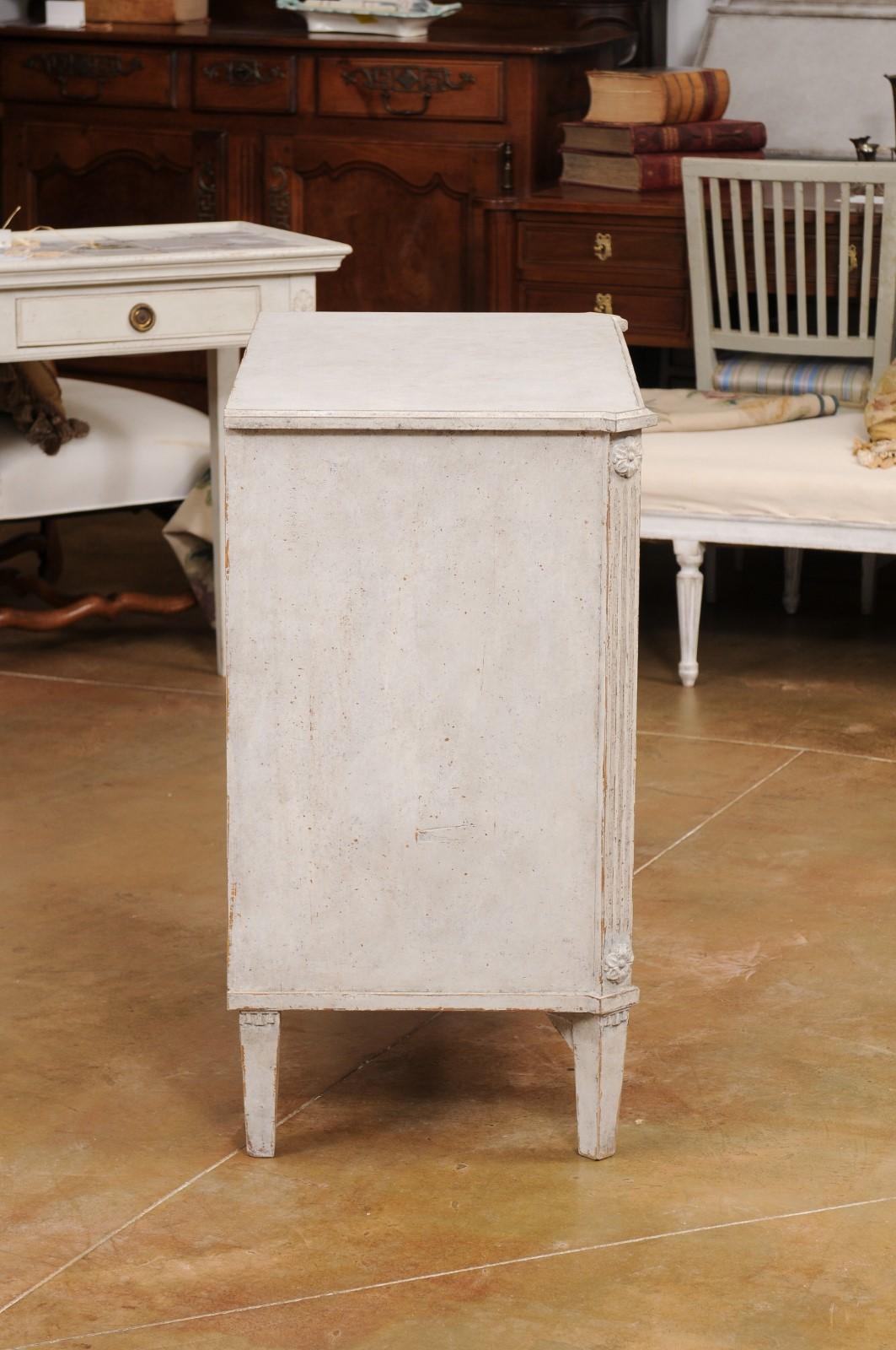 Wood Swedish Gustavian Style 1900s Painted Three-Drawer Chest with Diamond Motifs For Sale