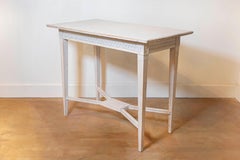 Table console suédoise de style gustavien des années 1900 en bois peint avec tablier sculpté
