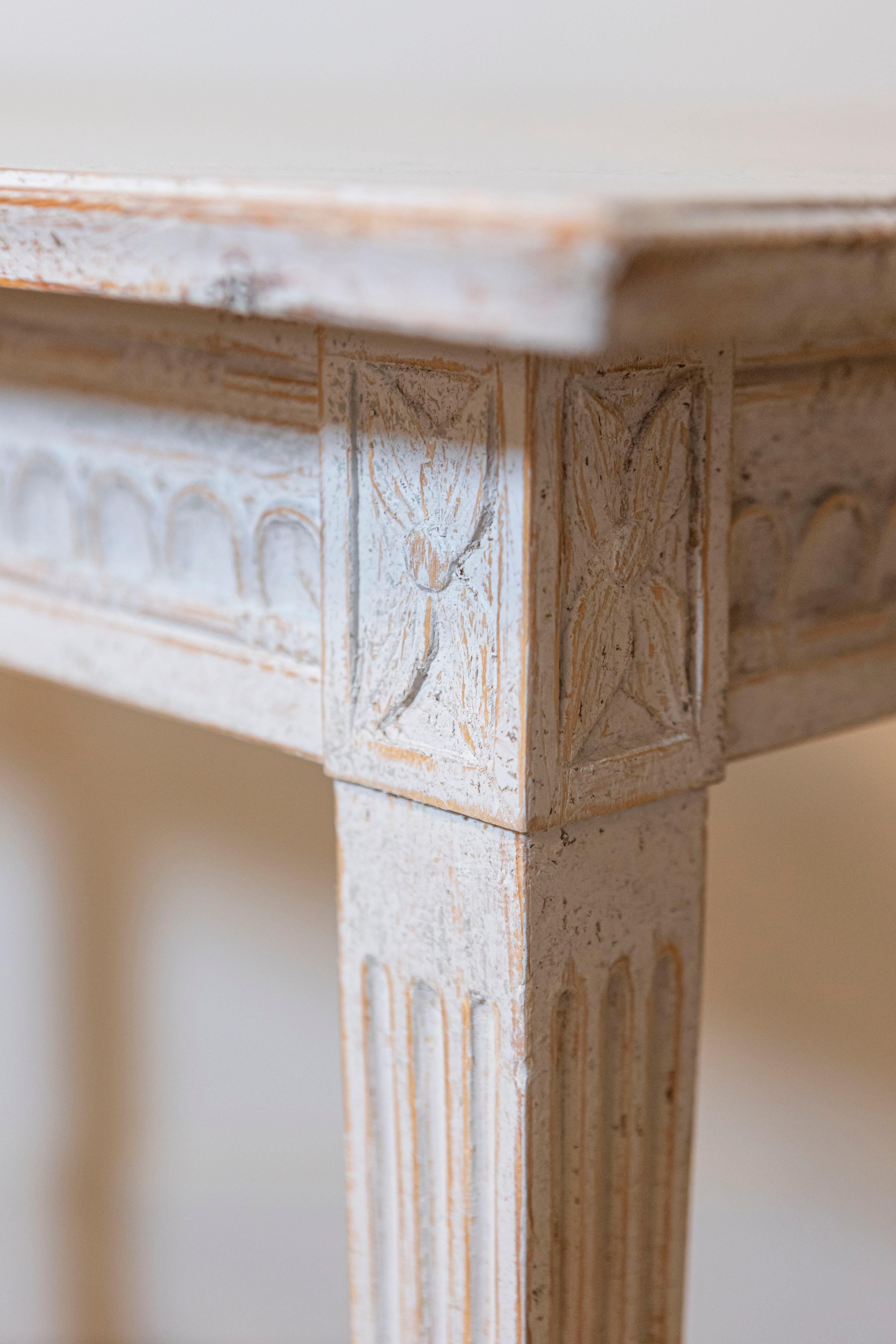 Swedish Gustavian Style 1900s Painted Wood Console Table with Carved Apron For Sale 1