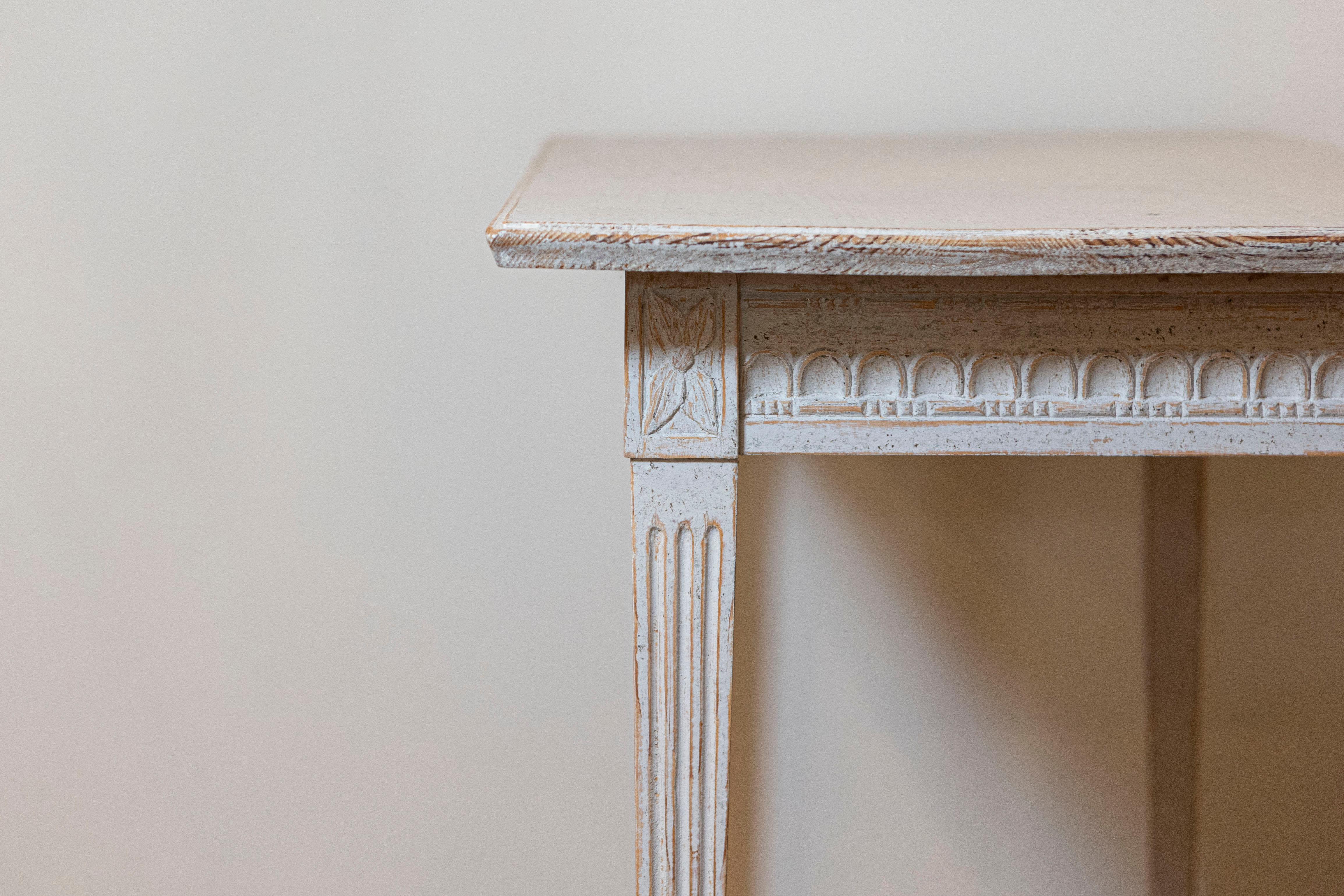 Swedish Gustavian Style 1900s Painted Wood Console Table with Carved Apron For Sale 3