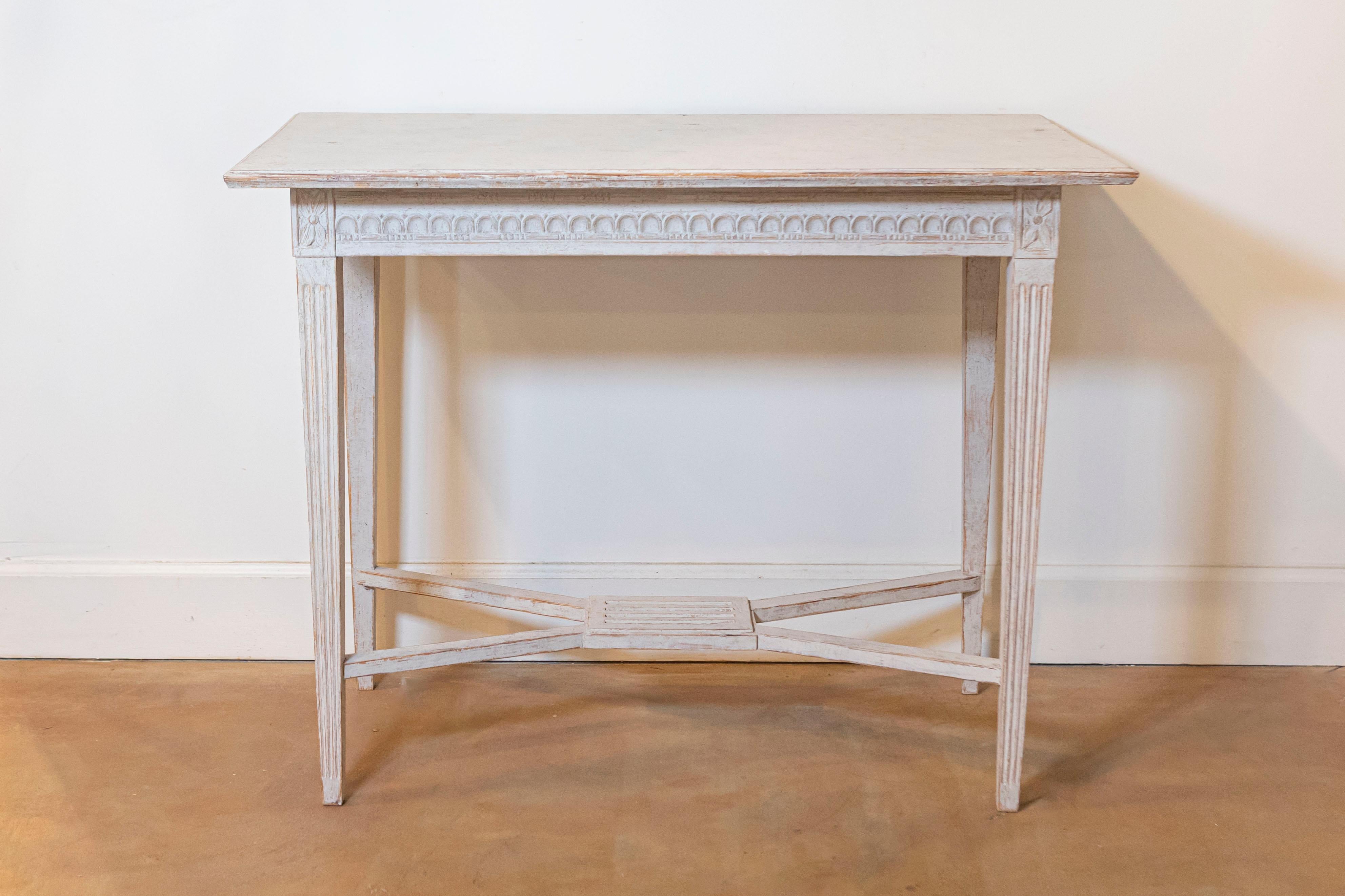 Swedish Gustavian Style 1900s Painted Wood Console Table with Carved Apron For Sale 4