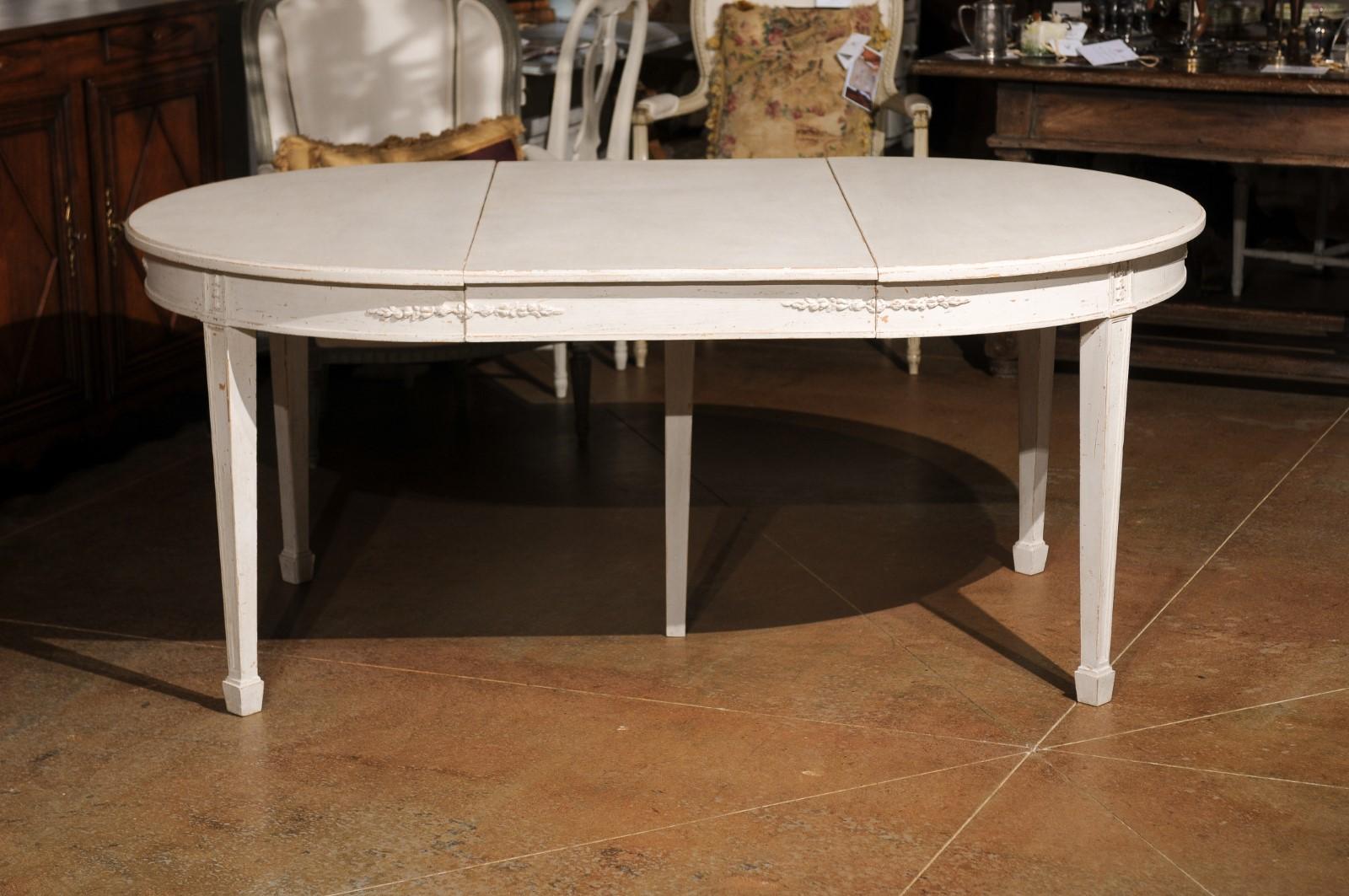 Swedish Gustavian Style 1920s Painted Extension Dining Table with Four Leaves 3