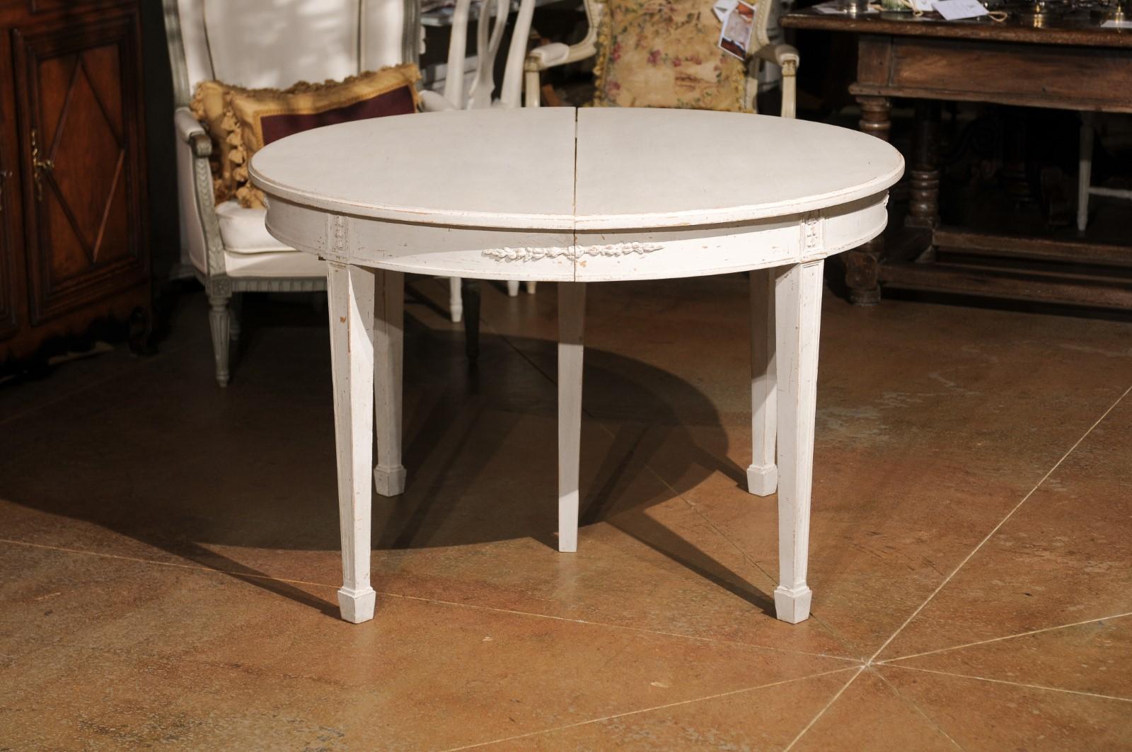 Swedish Gustavian Style 1920s Painted Extension Dining Table with Four Leaves 4