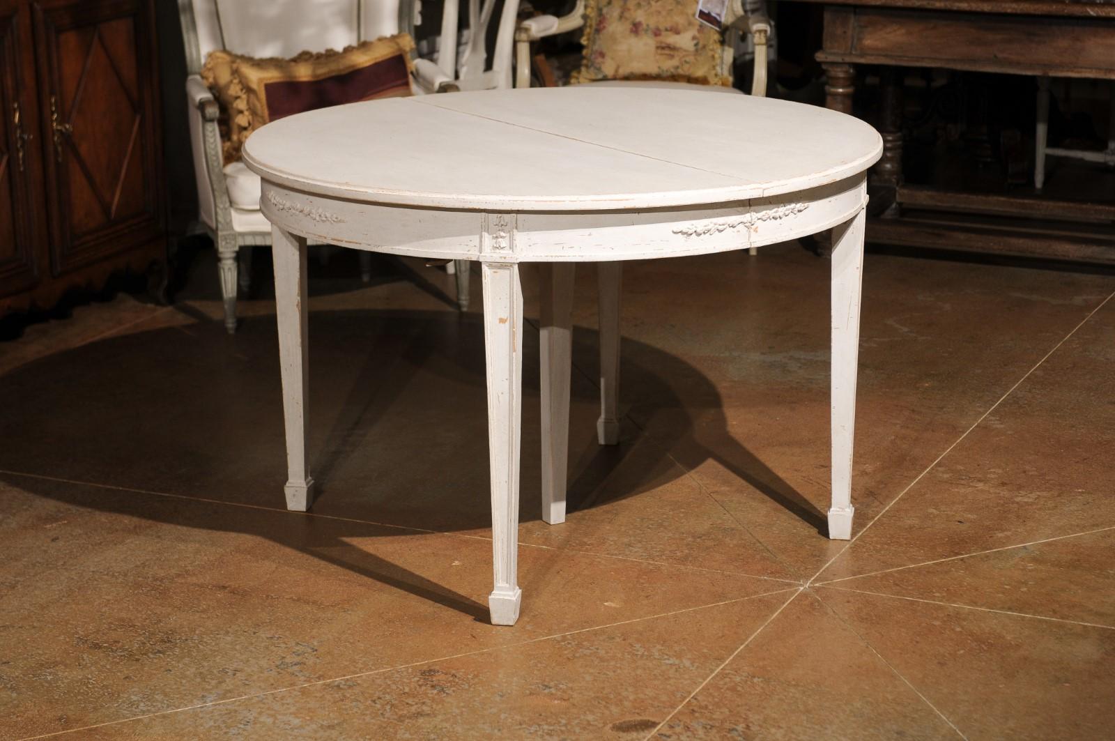 Swedish Gustavian Style 1920s Painted Extension Dining Table with Four Leaves 6
