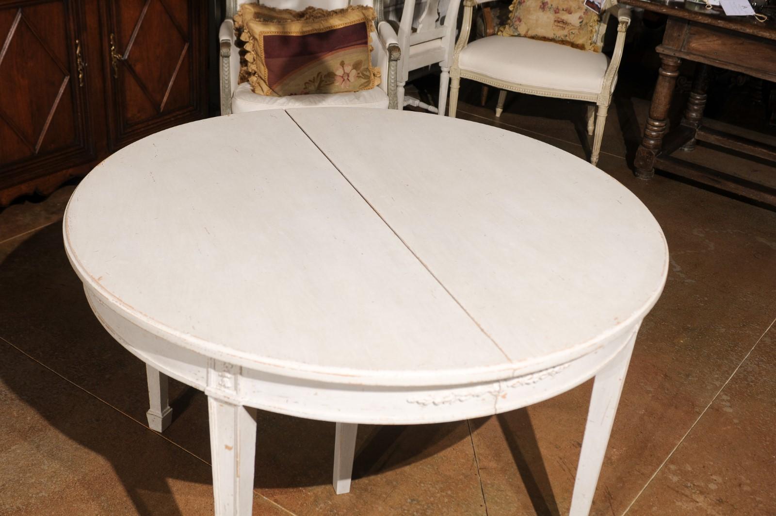 Swedish Gustavian Style 1920s Painted Extension Dining Table with Four Leaves 7