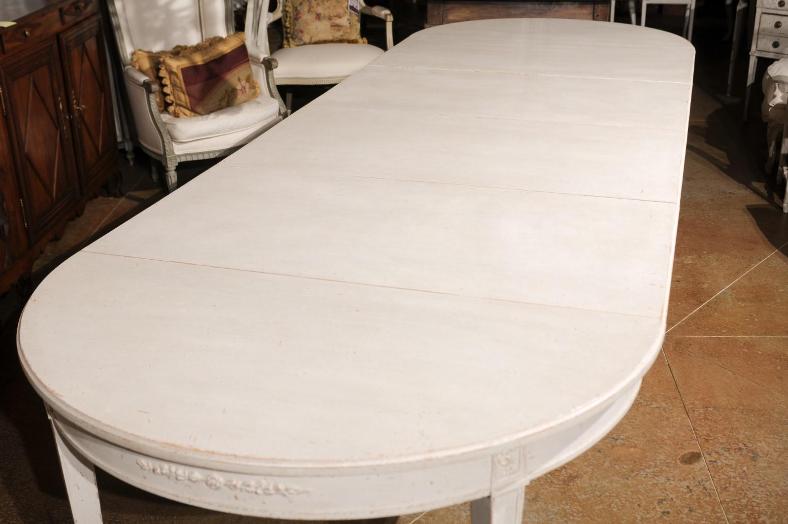 Swedish Gustavian Style 1920s Painted Extension Dining Table with Four Leaves In Good Condition In Atlanta, GA