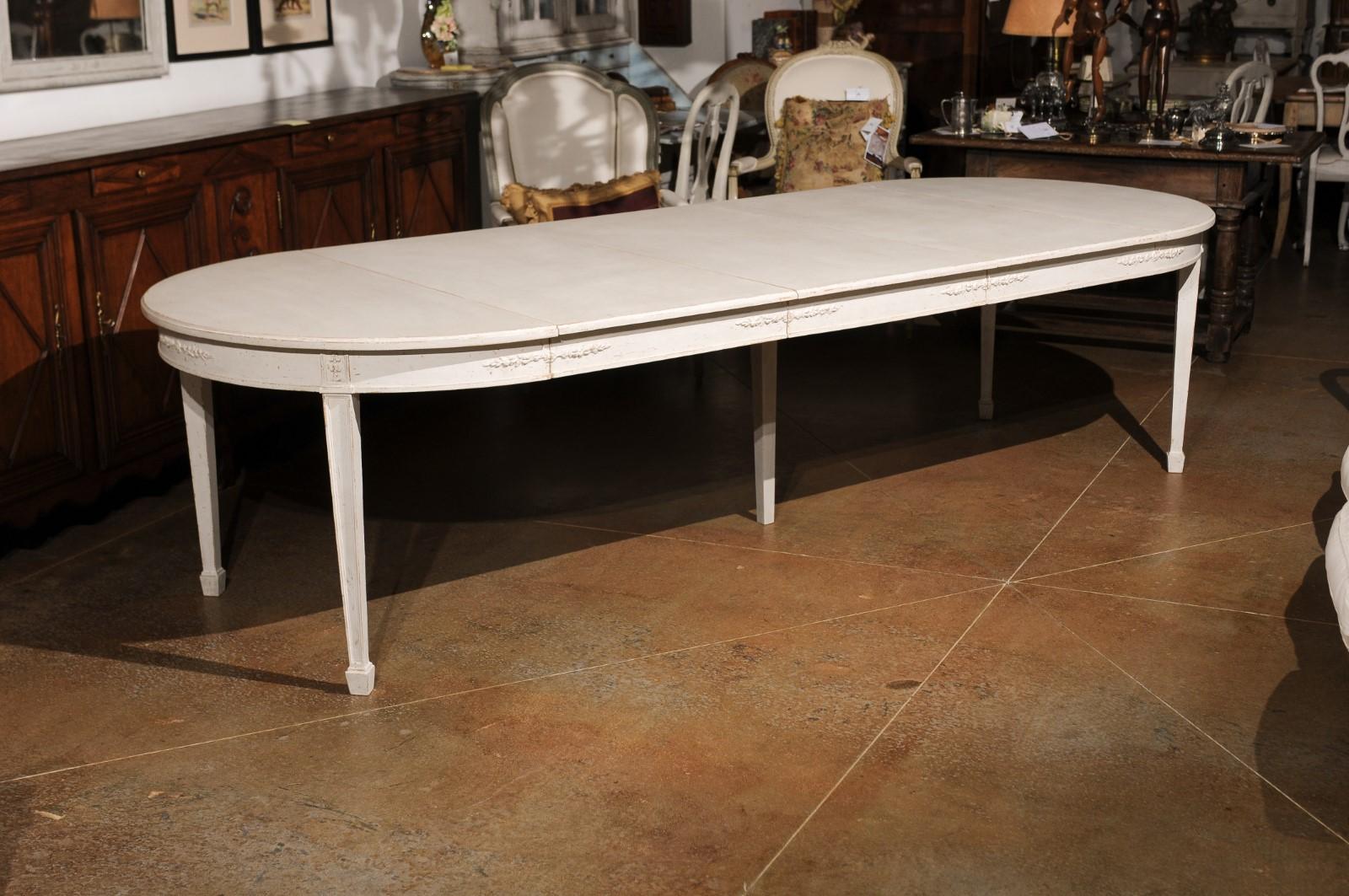 20th Century Swedish Gustavian Style 1920s Painted Extension Dining Table with Four Leaves