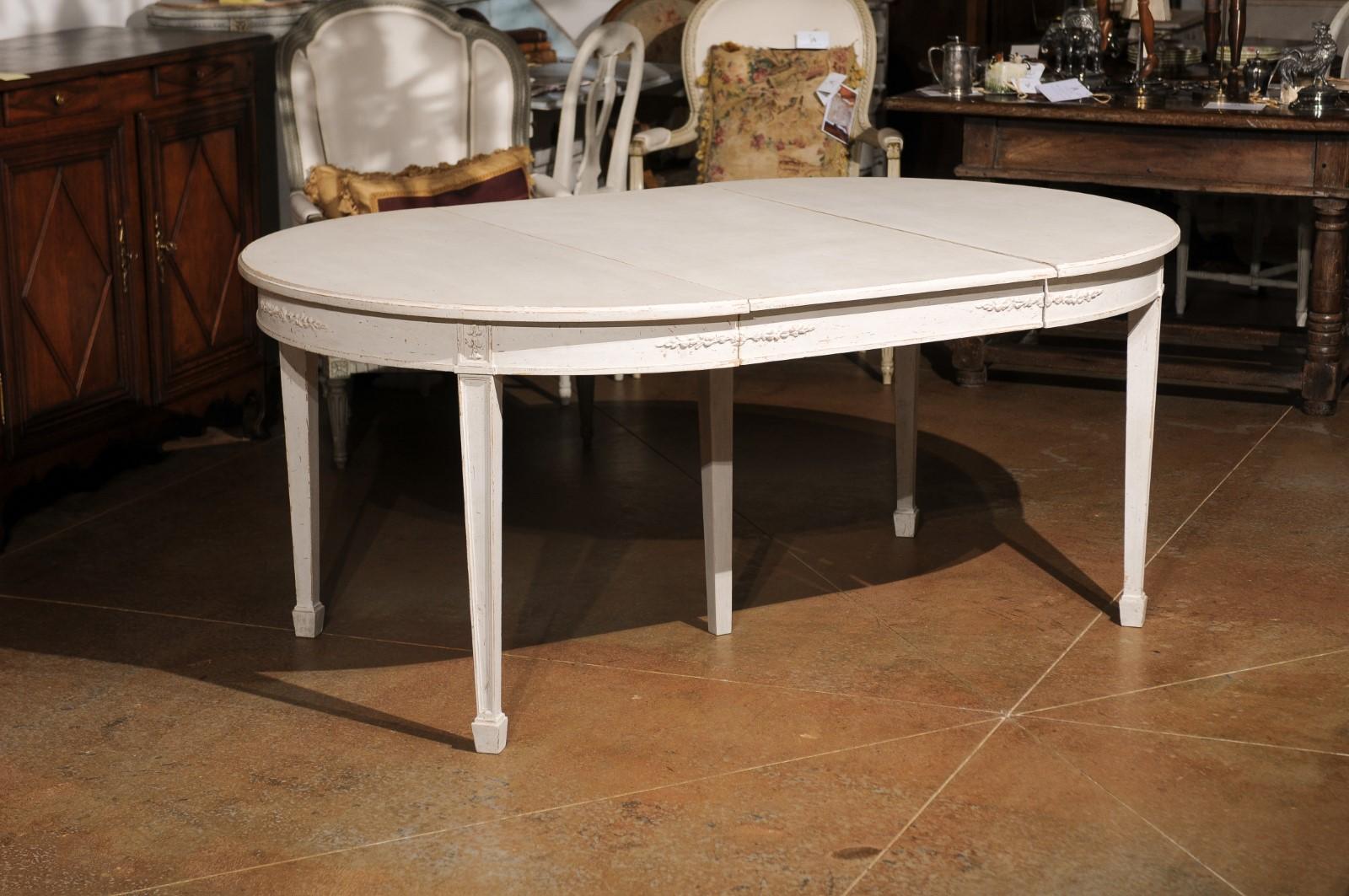 Swedish Gustavian Style 1920s Painted Extension Dining Table with Four Leaves 1