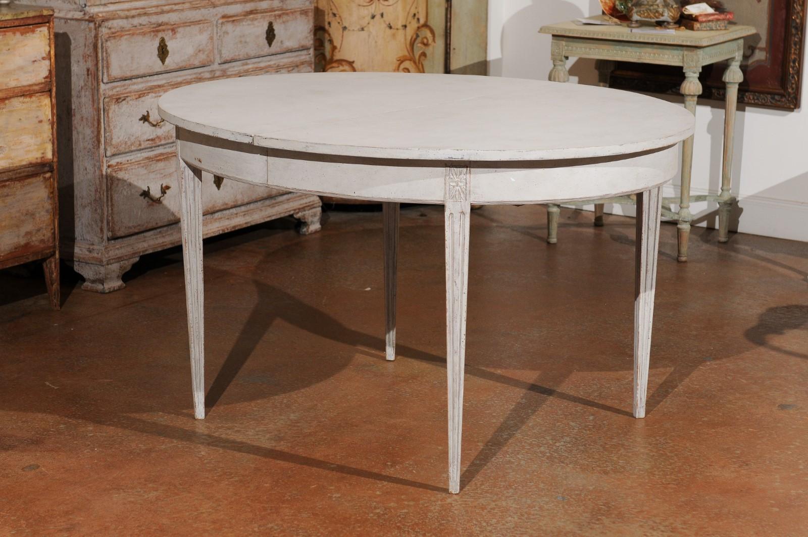 Swedish Gustavian Style 19th Century Extension Dining Table with Four Leaves 3