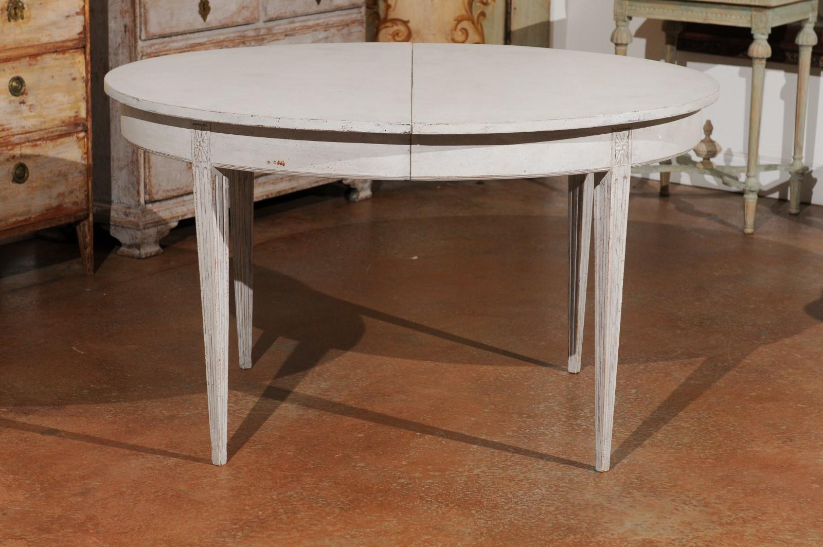 Swedish Gustavian Style 19th Century Extension Dining Table with Four Leaves 4