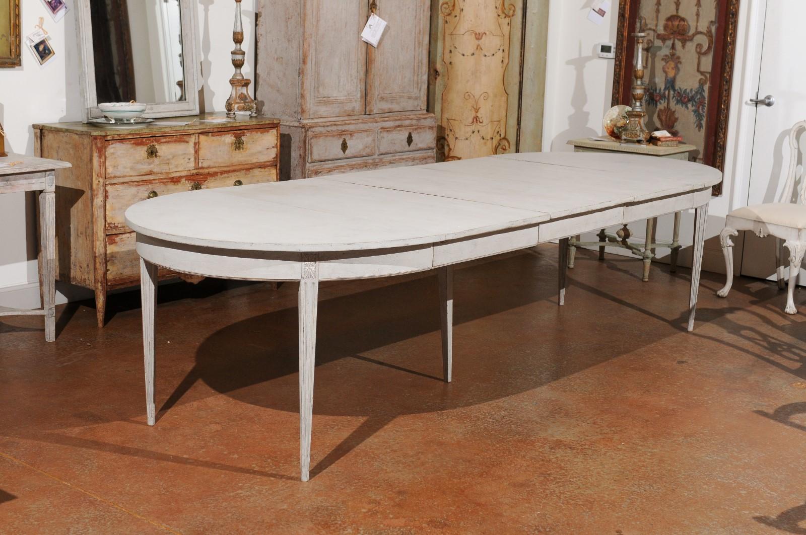 Swedish Gustavian Style 19th Century Extension Dining Table with Four Leaves In Good Condition In Atlanta, GA