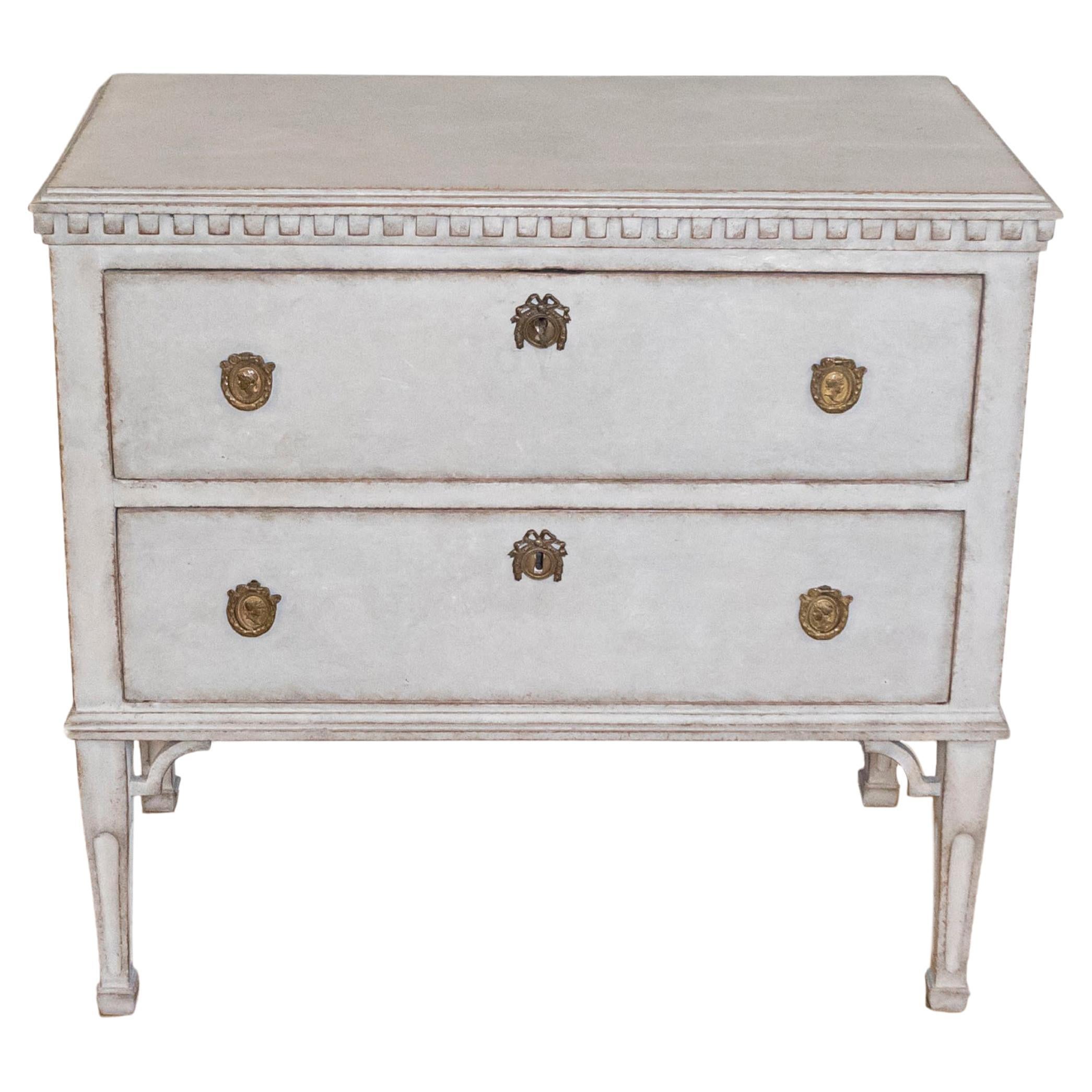 Cómoda de dos cajones pintada en gris claro de estilo sueco gustaviano del siglo XIX en venta
