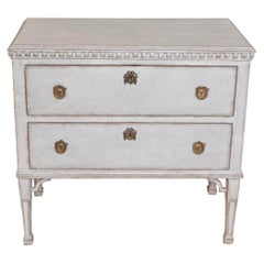 Commode suédoise de style gustavien du 19ème siècle peinte en gris clair