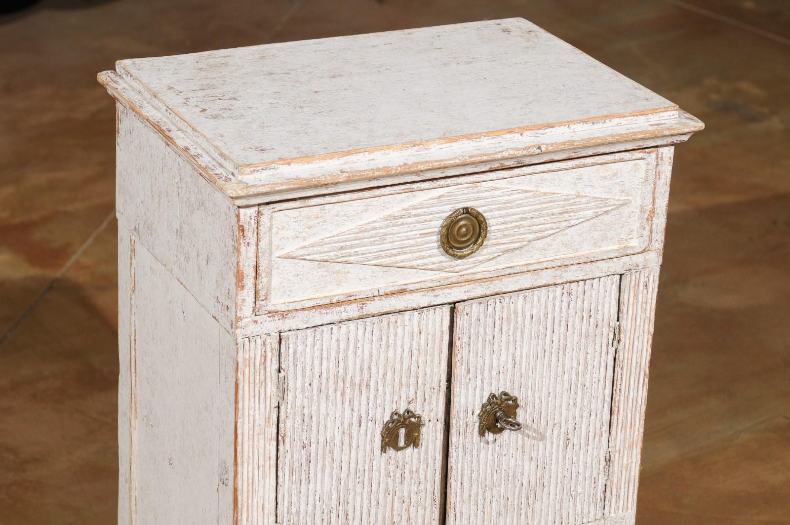 Swedish Gustavian Style 19th Century Painted Cabinet with Reeded Diamond Motifs In Good Condition In Atlanta, GA