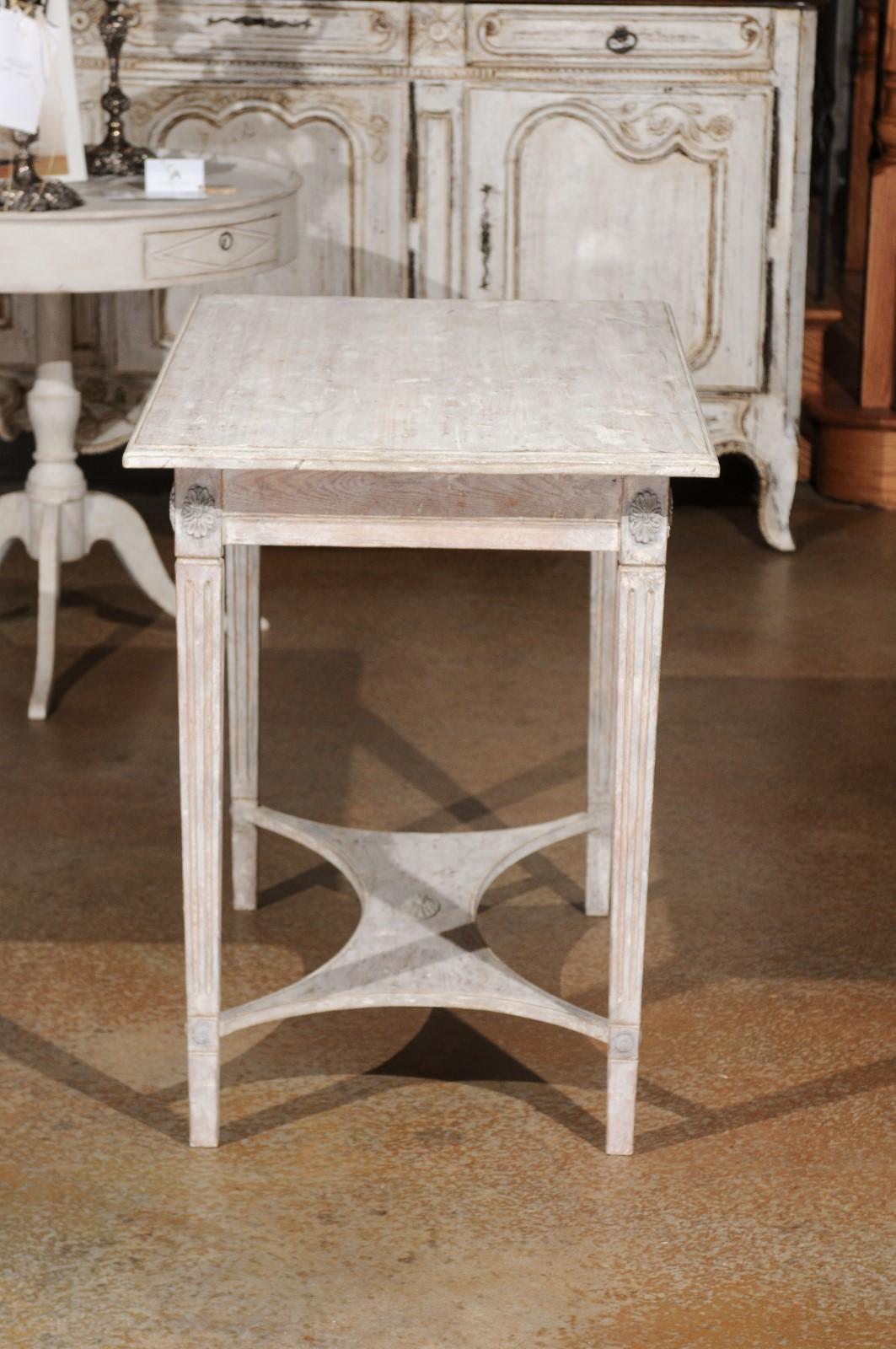 Table console peinte de style gustavien suédois du 19e siècle avec rosettes sculptées en vente 2