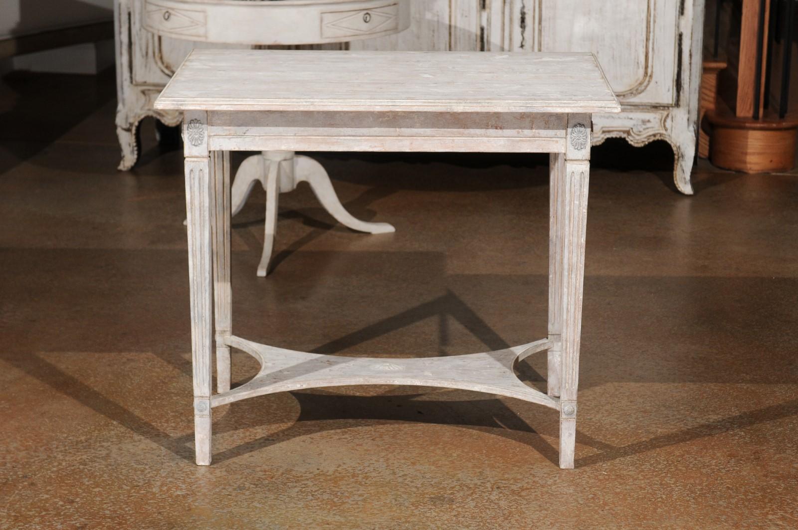 Table console peinte de style gustavien suédois du 19e siècle avec rosettes sculptées en vente 4