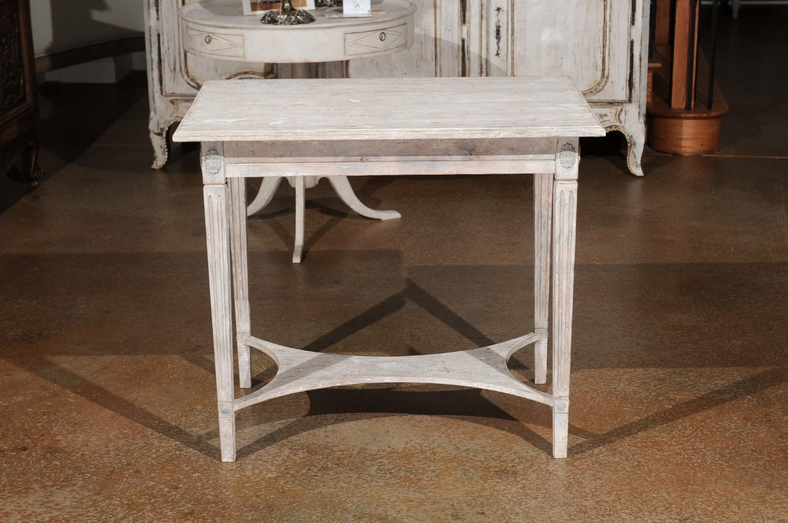 Sculpté Table console peinte de style gustavien suédois du 19e siècle avec rosettes sculptées en vente