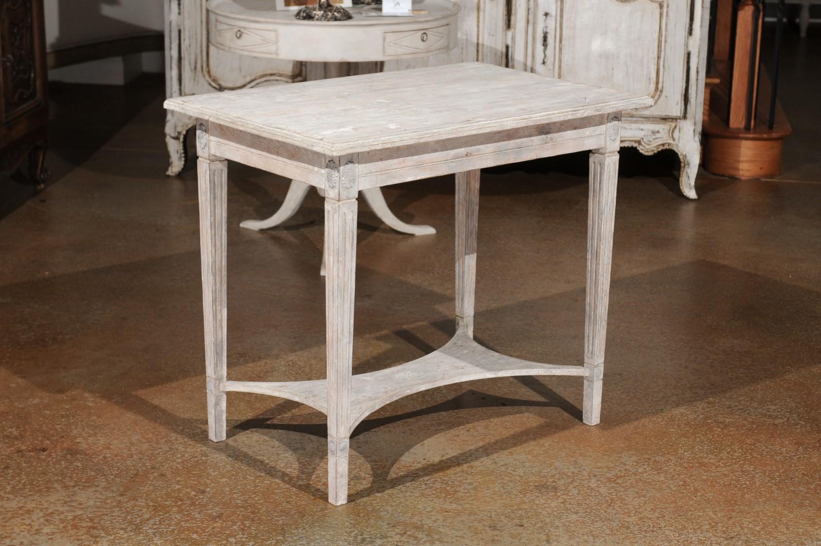 Table console peinte de style gustavien suédois du 19e siècle avec rosettes sculptées Bon état - En vente à Atlanta, GA