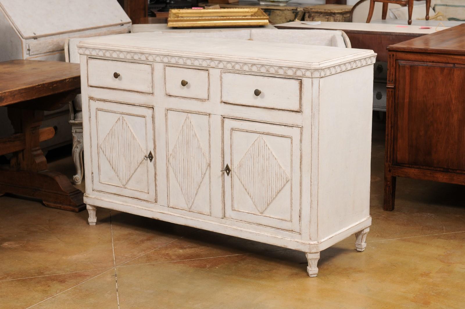 Swedish Gustavian Style 19th Century Painted Sideboard with Carved Motifs For Sale 7