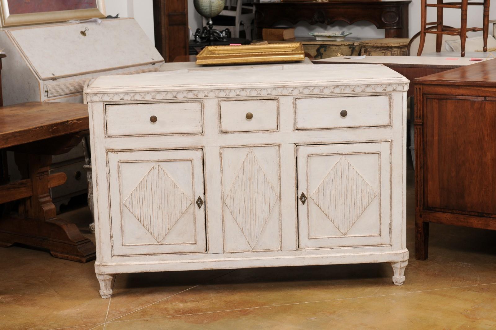 Swedish Gustavian Style 19th Century Painted Sideboard with Carved Motifs For Sale 8