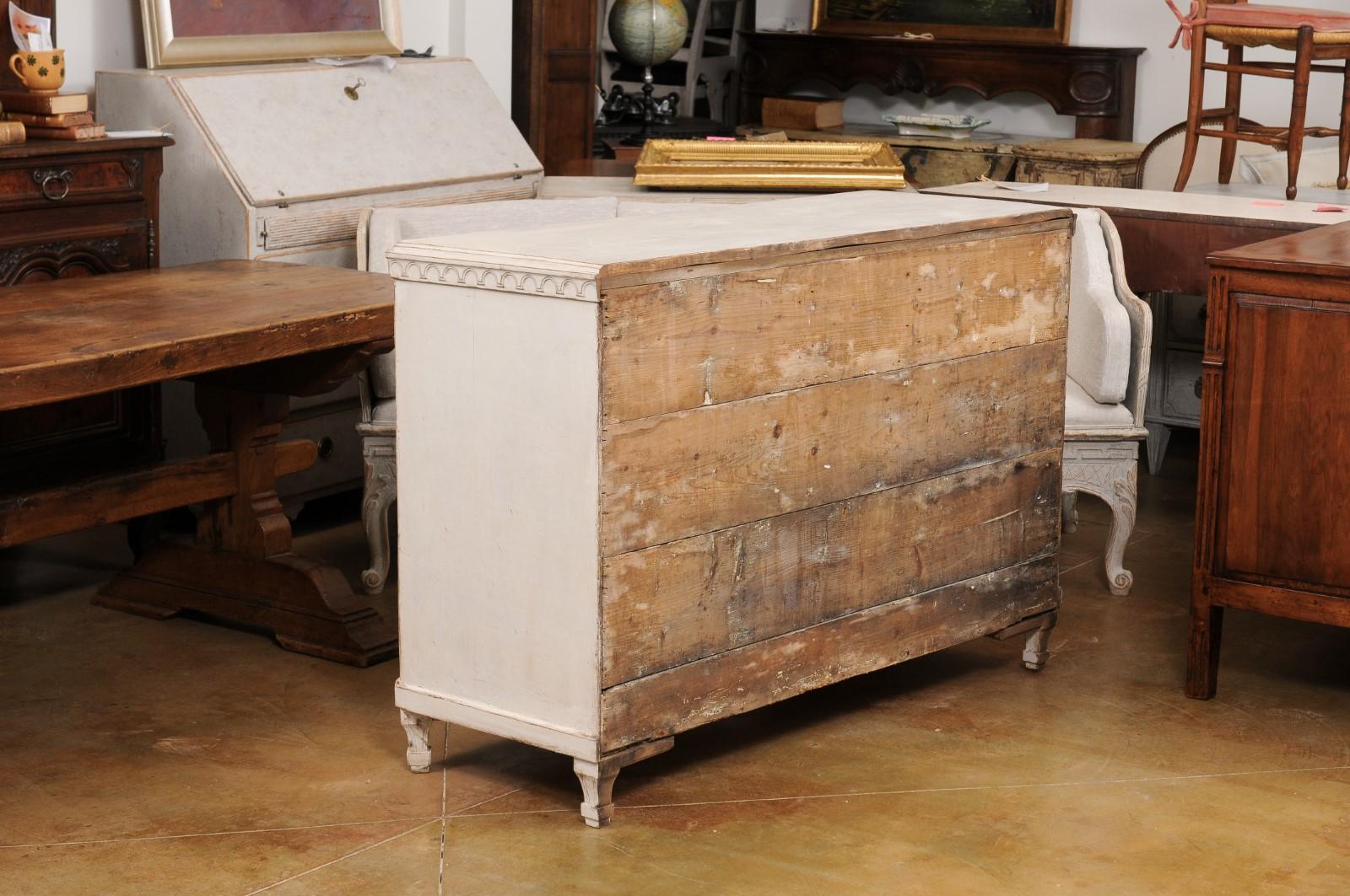 Swedish Gustavian Style 19th Century Painted Sideboard with Carved Motifs For Sale 5