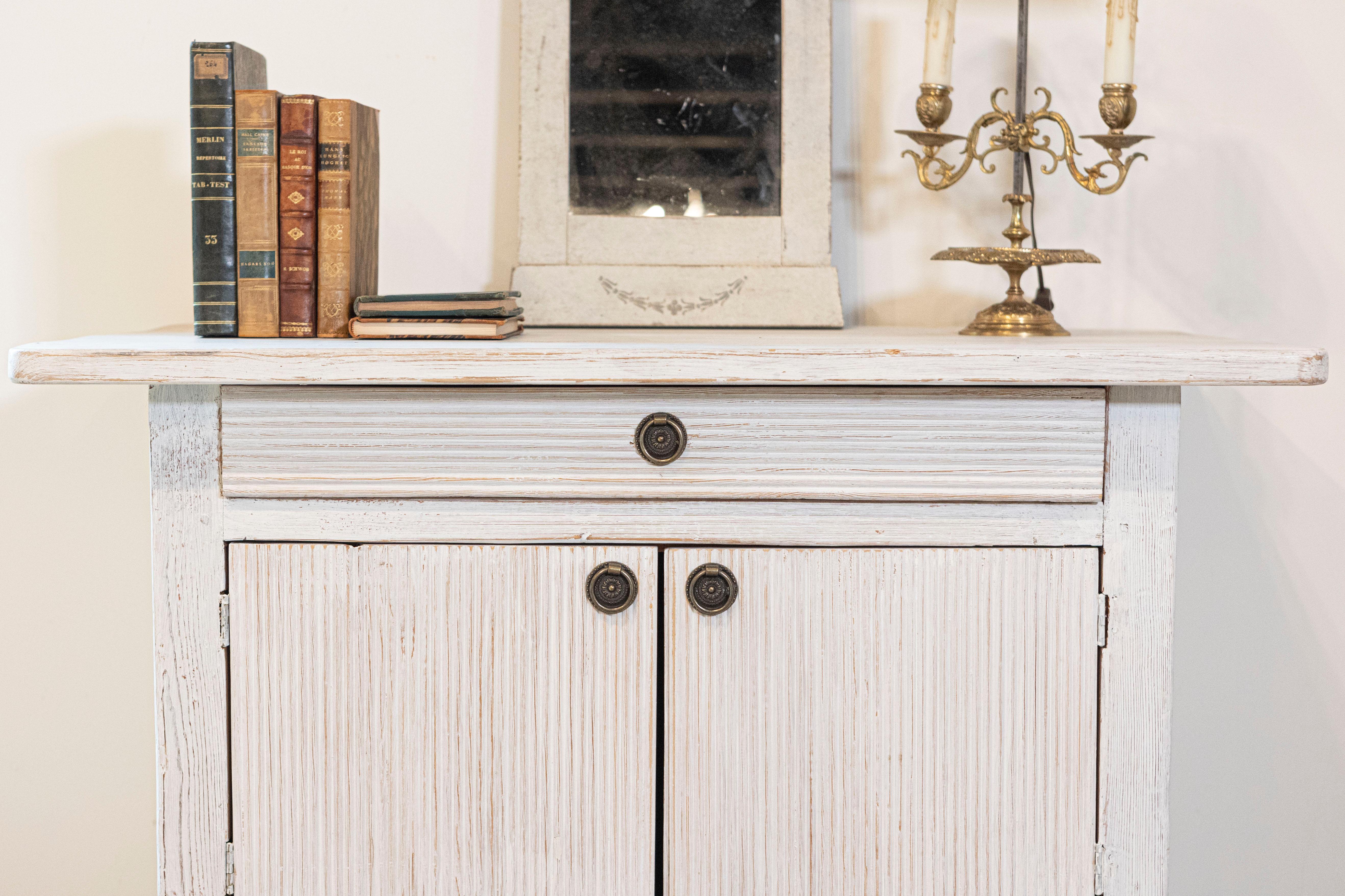 Buffet peint de style gustavien suédois du 19ème siècle avec motifs de roseaux en vente 2