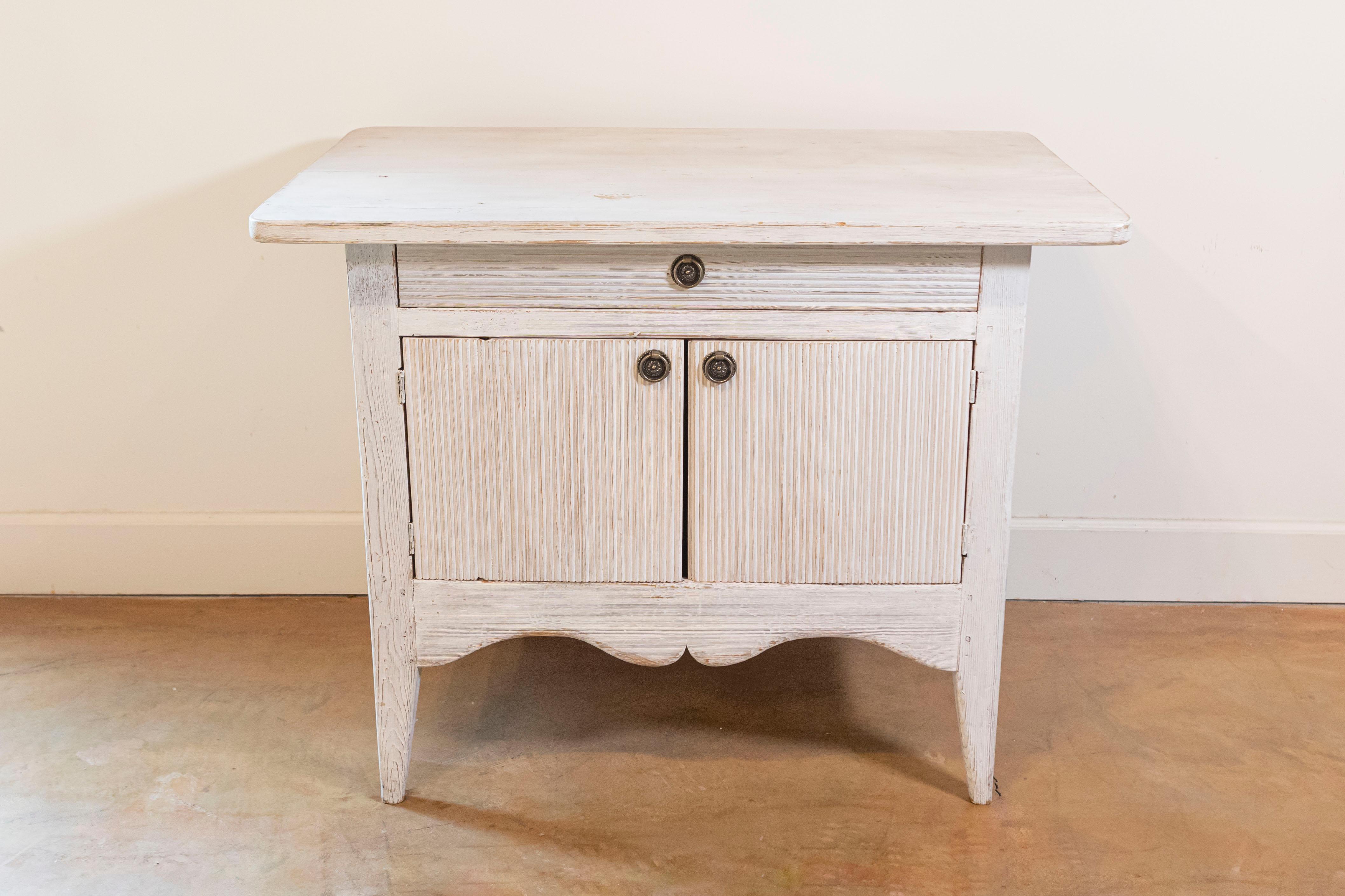 Gustavien Buffet peint de style gustavien suédois du 19ème siècle avec motifs de roseaux en vente