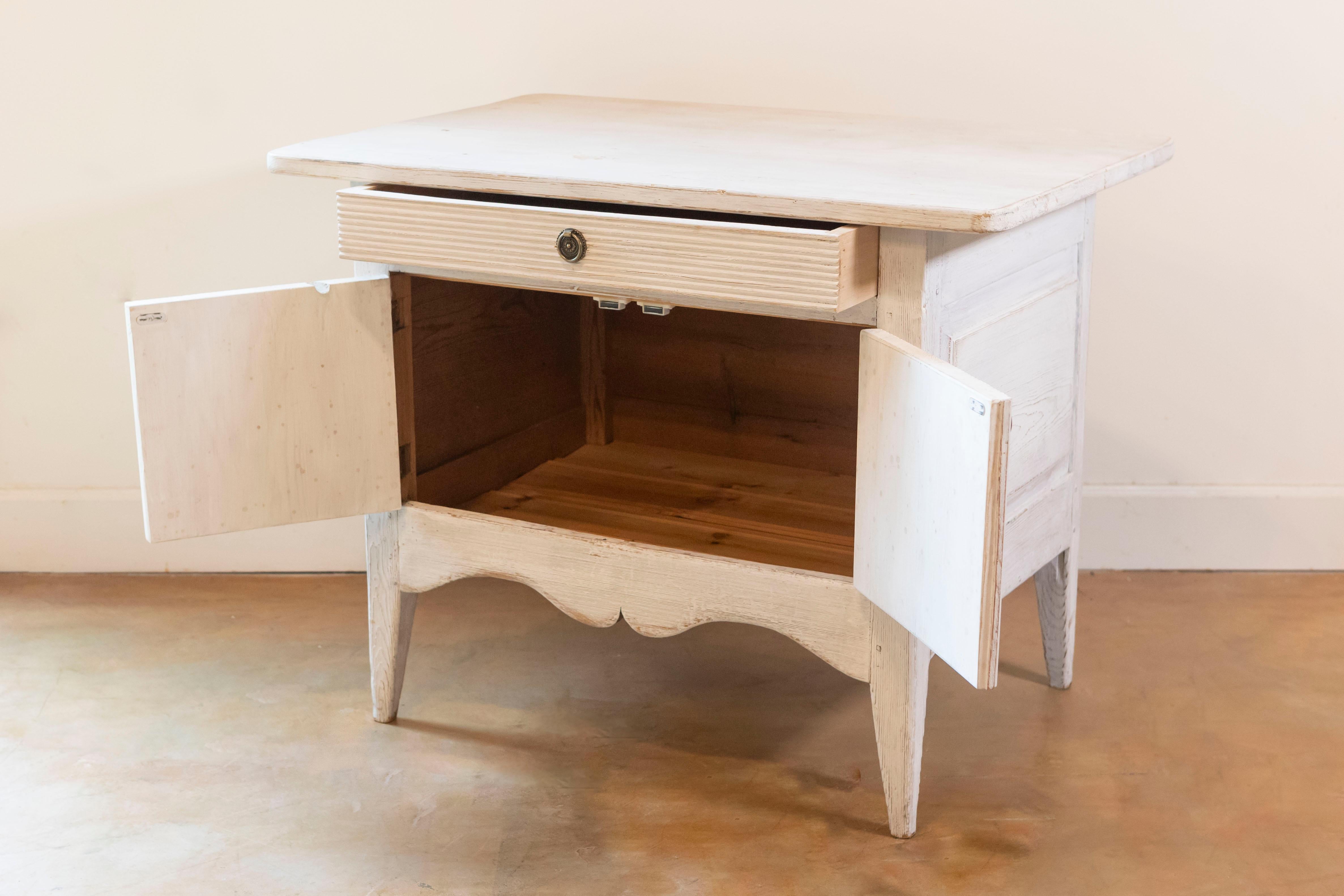 Suédois Buffet peint de style gustavien suédois du 19ème siècle avec motifs de roseaux en vente