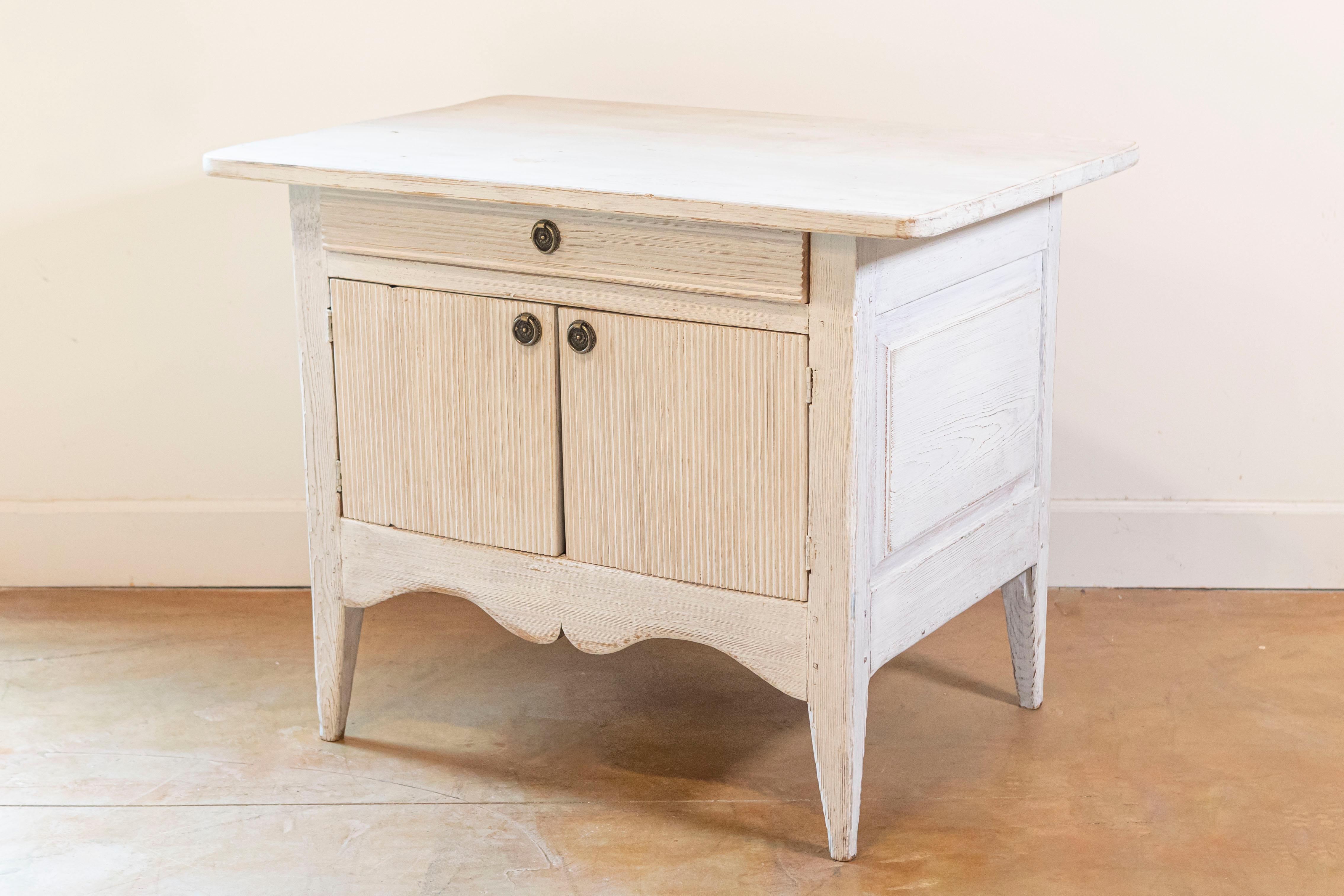 Sculpté Buffet peint de style gustavien suédois du 19ème siècle avec motifs de roseaux en vente