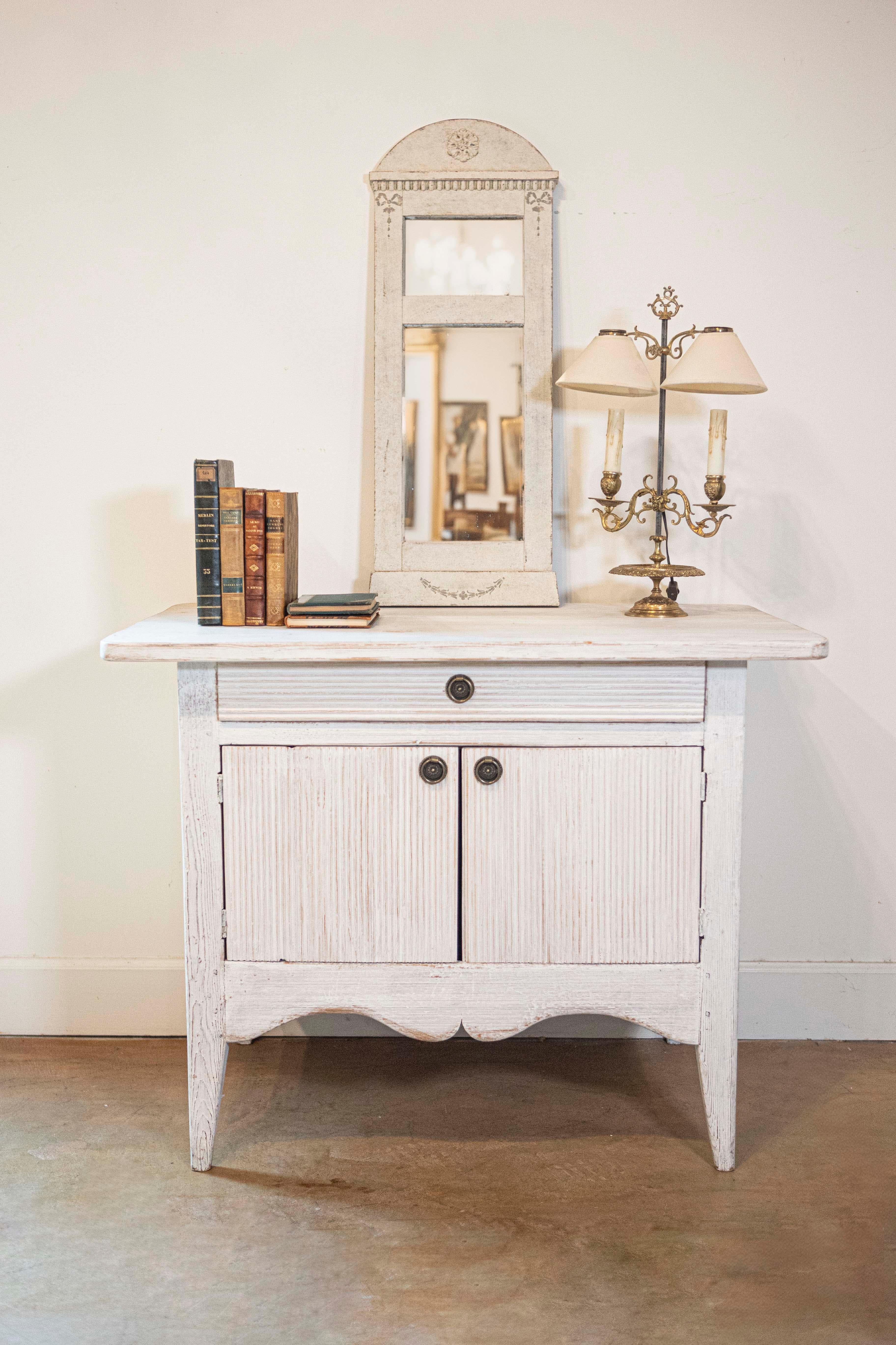 Bois Buffet peint de style gustavien suédois du 19ème siècle avec motifs de roseaux en vente