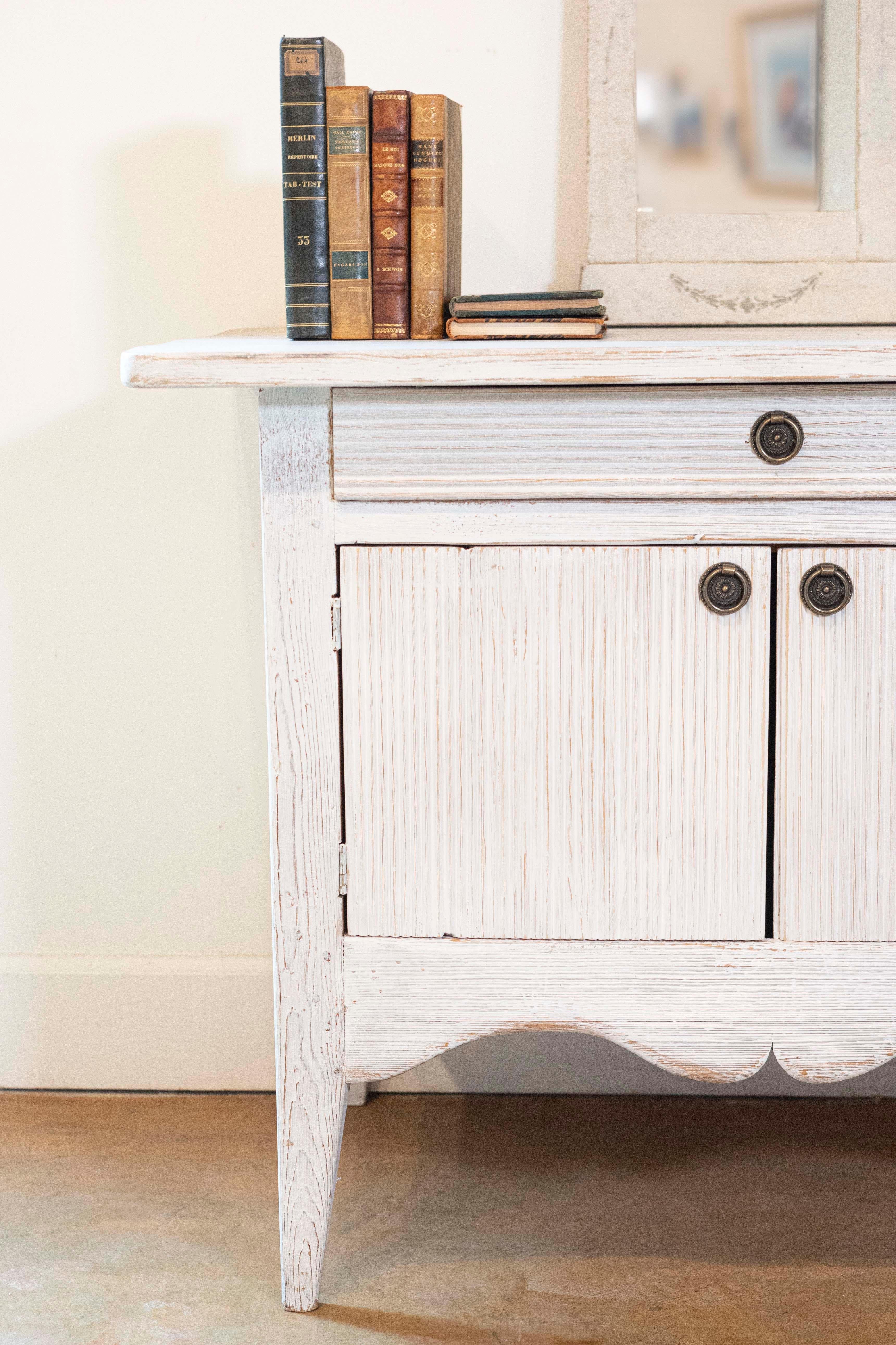 Buffet peint de style gustavien suédois du 19ème siècle avec motifs de roseaux en vente 1