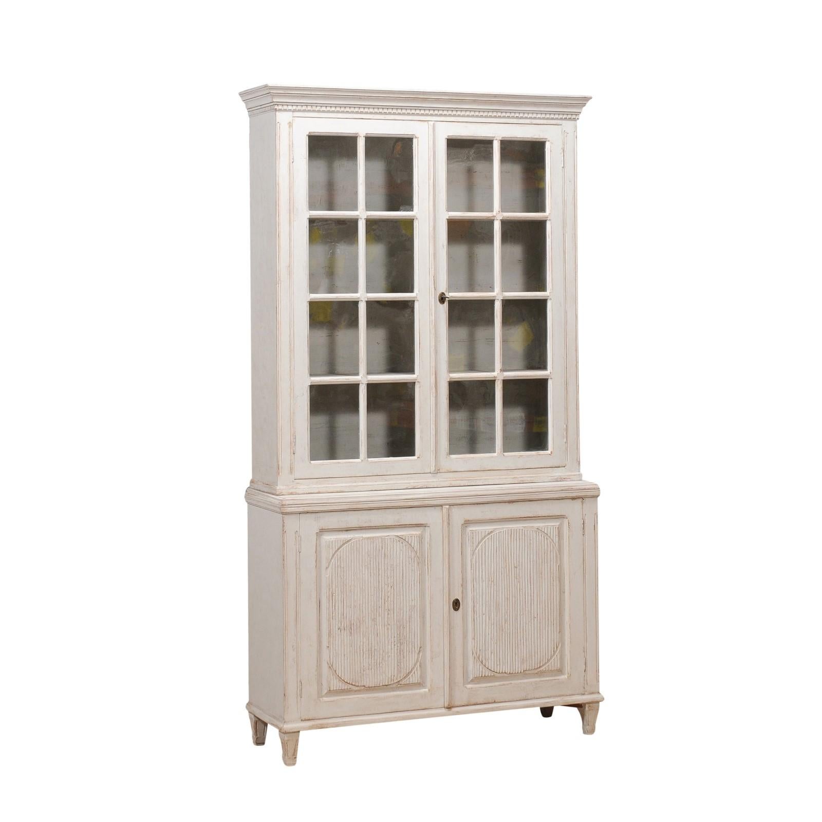 Swedish Gustavian Style 19th Century Painted Vitrine with Glass Doors For Sale 9