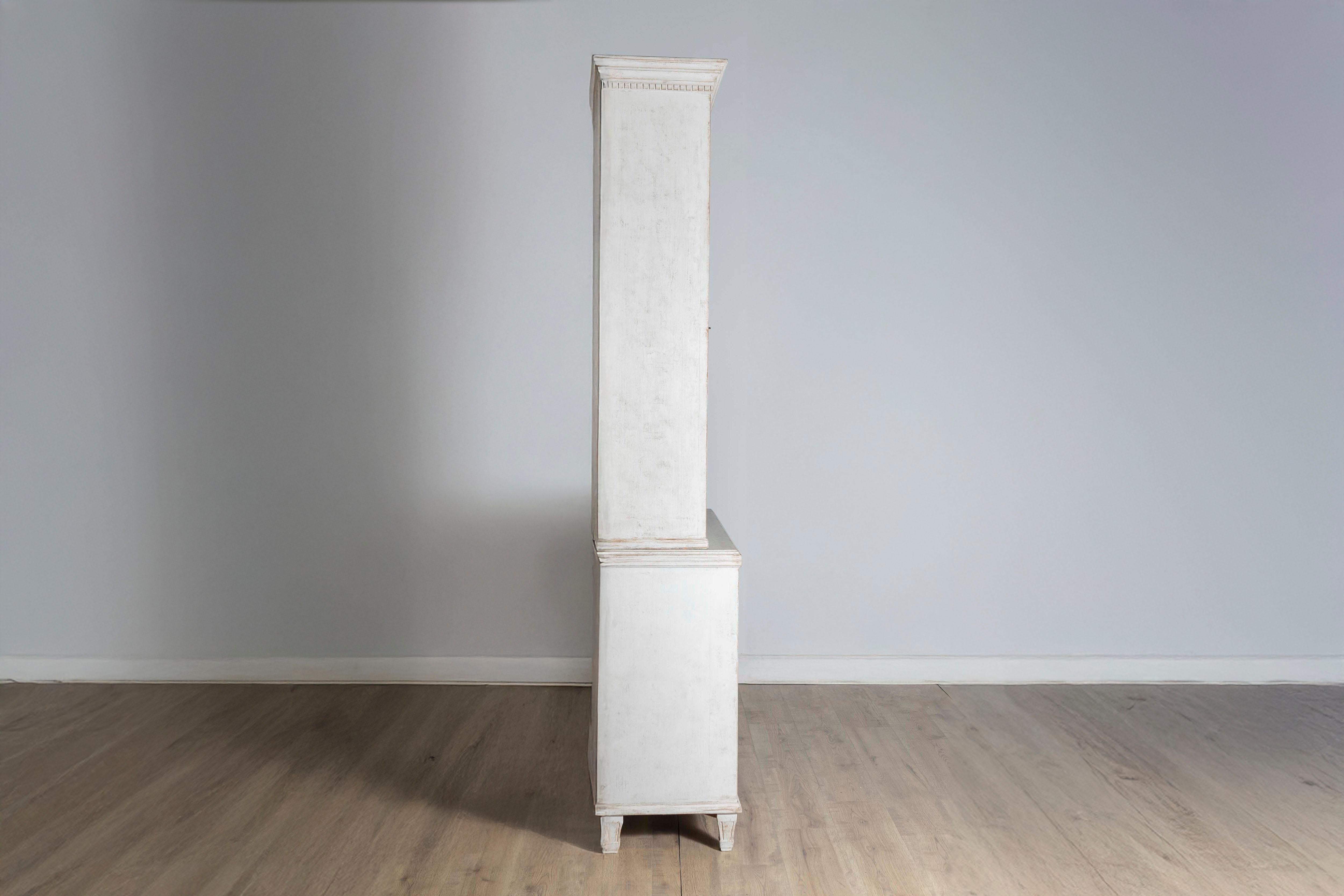 Swedish Gustavian Style 19th Century Painted Vitrine with Glass Doors 1