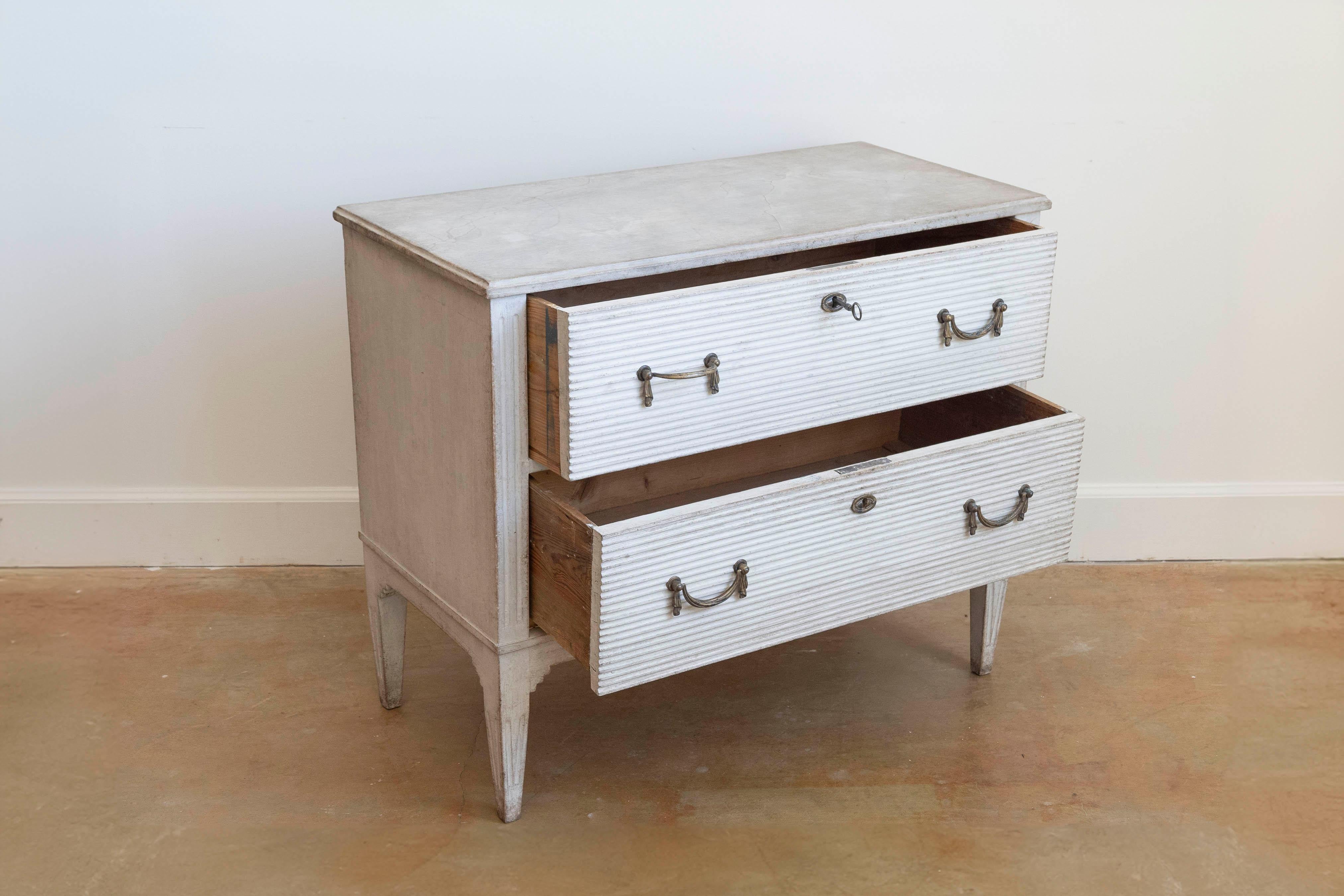 Svedese Cassapanca svedese in stile gustaviano del XIX secolo, in legno dipinto e con accenti di canne in vendita