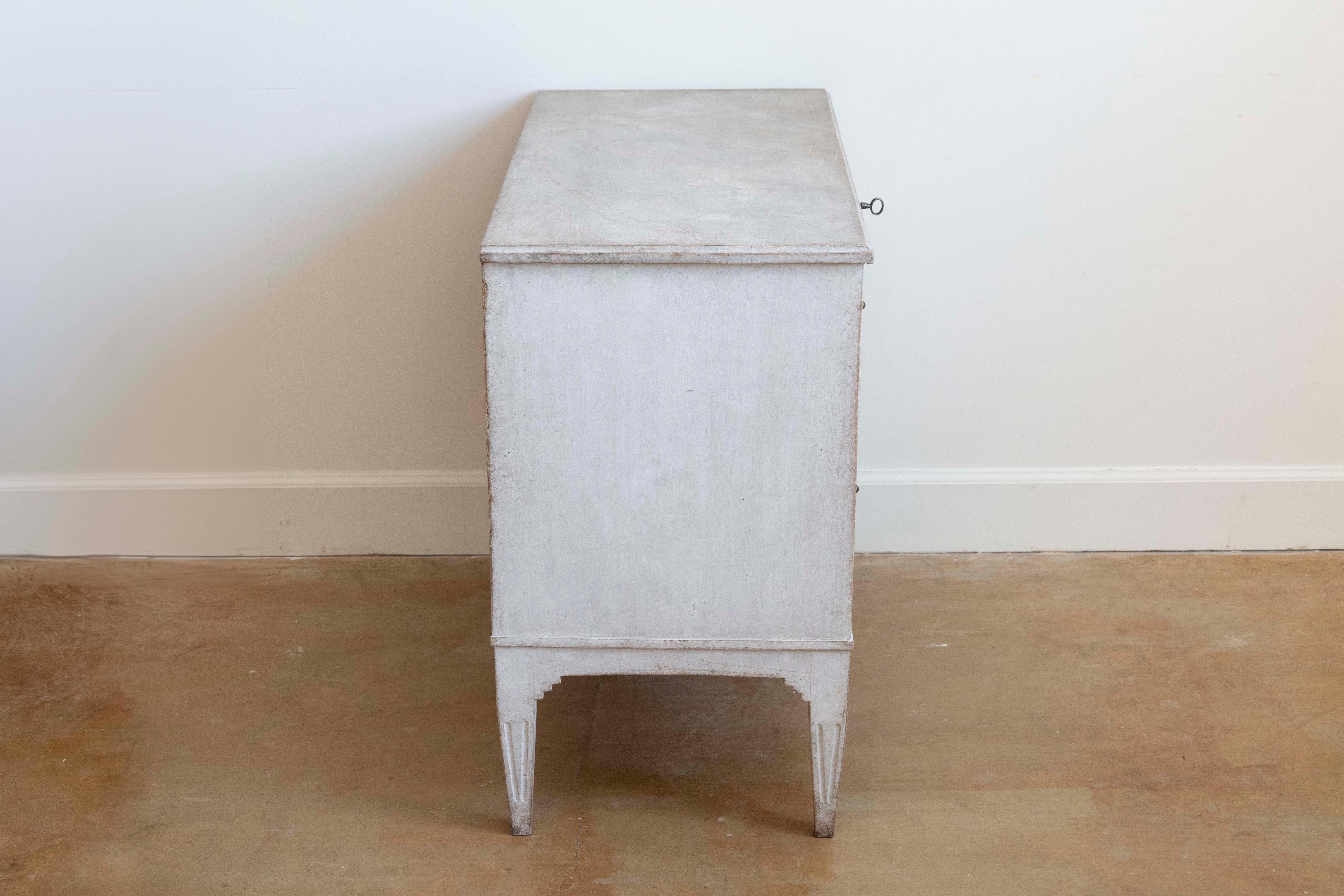 Intagliato Cassapanca svedese in stile gustaviano del XIX secolo, in legno dipinto e con accenti di canne in vendita