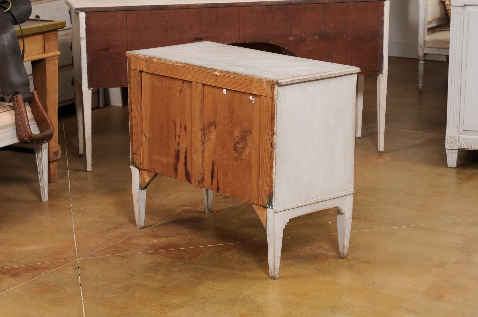 Swedish Gustavian Style 19th Century Painted Wood Chest with Reeded Accents For Sale 4