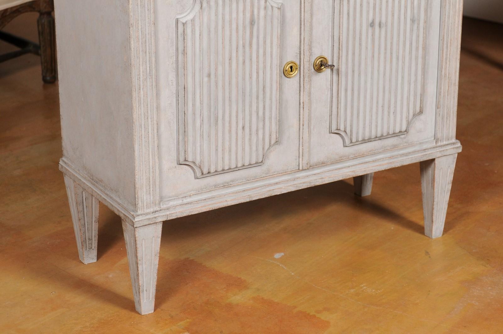 Swedish Gustavian Style 19th Century Painted Wood Sideboard with Reeded Motifs For Sale 1
