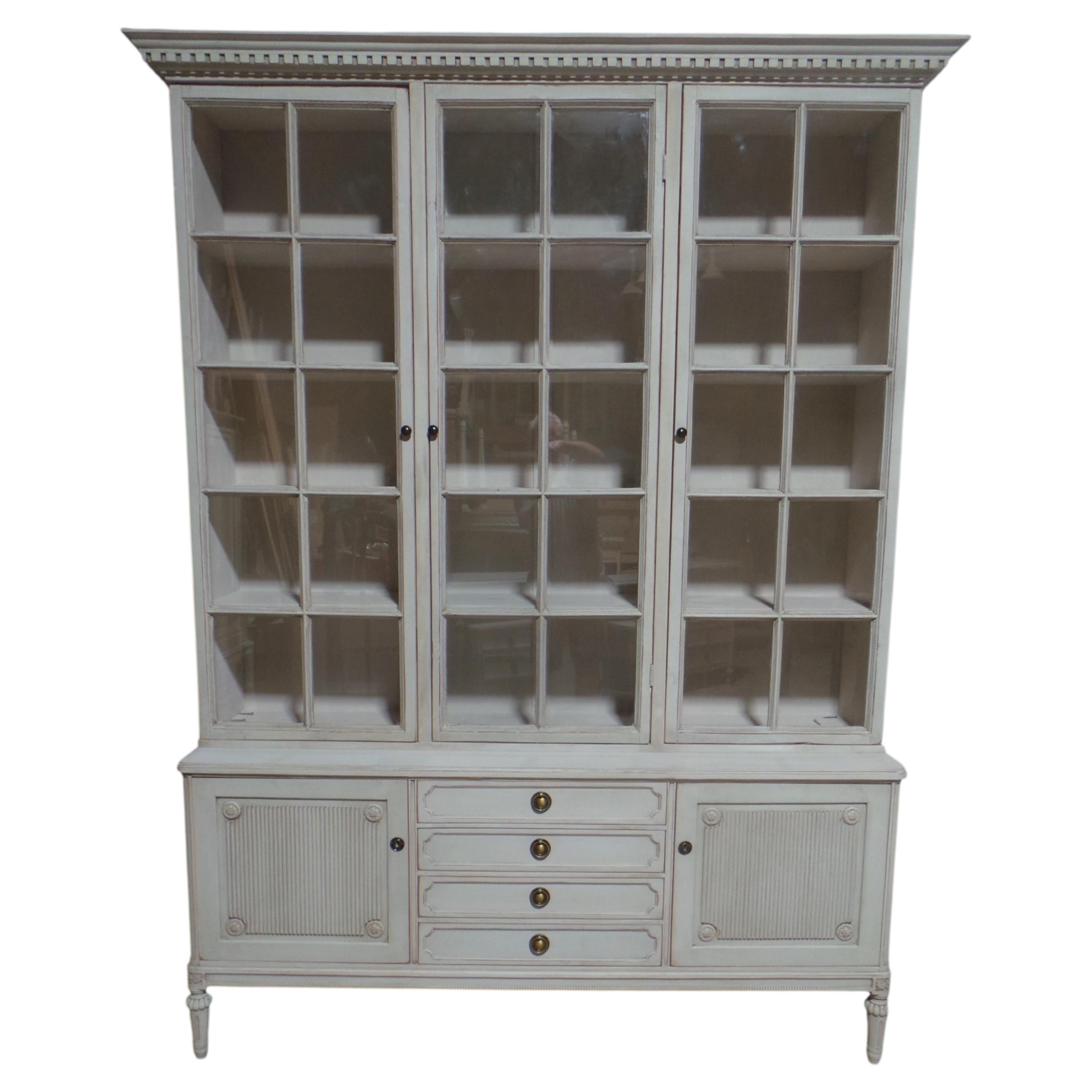 Vitrina Sueca de 3 Puertas con Tapa de Cristal Estilo Gustaviano