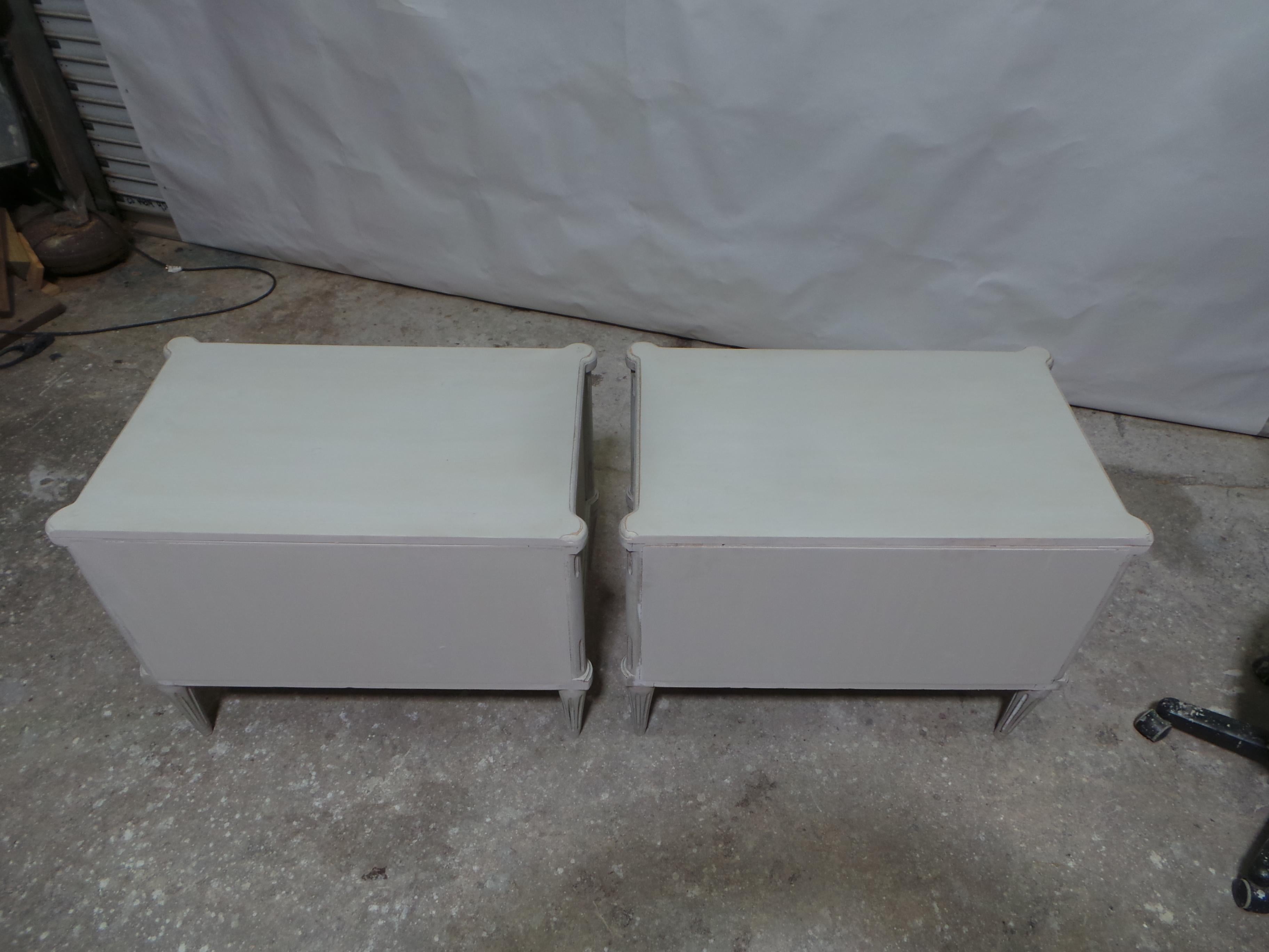 Tables de nuit à 3 tiroirs de style suédois gustavien en vente 3