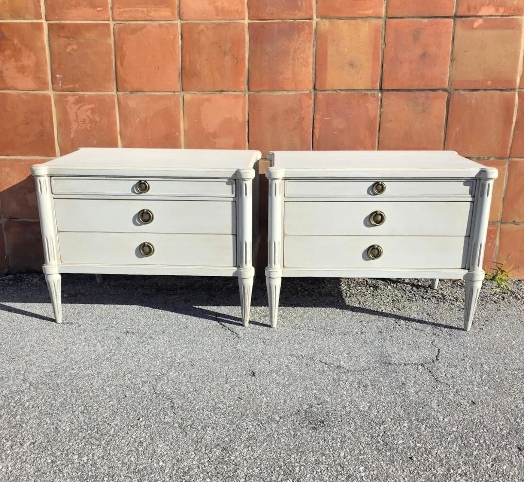 Tables de nuit à 3 tiroirs de style suédois gustavien en vente 4