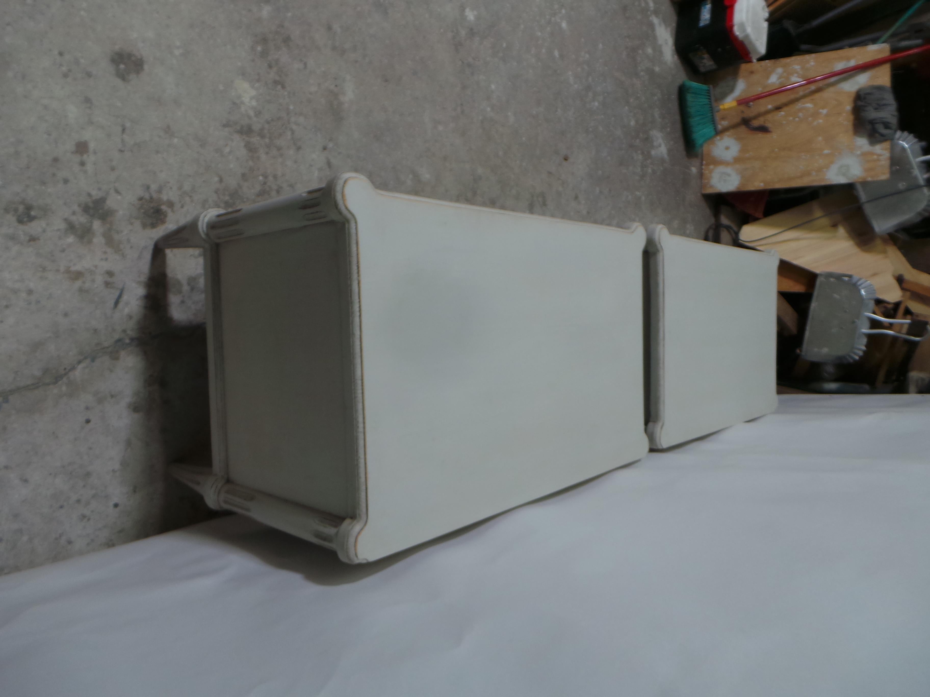 Gustavien Tables de nuit à 3 tiroirs de style suédois gustavien en vente