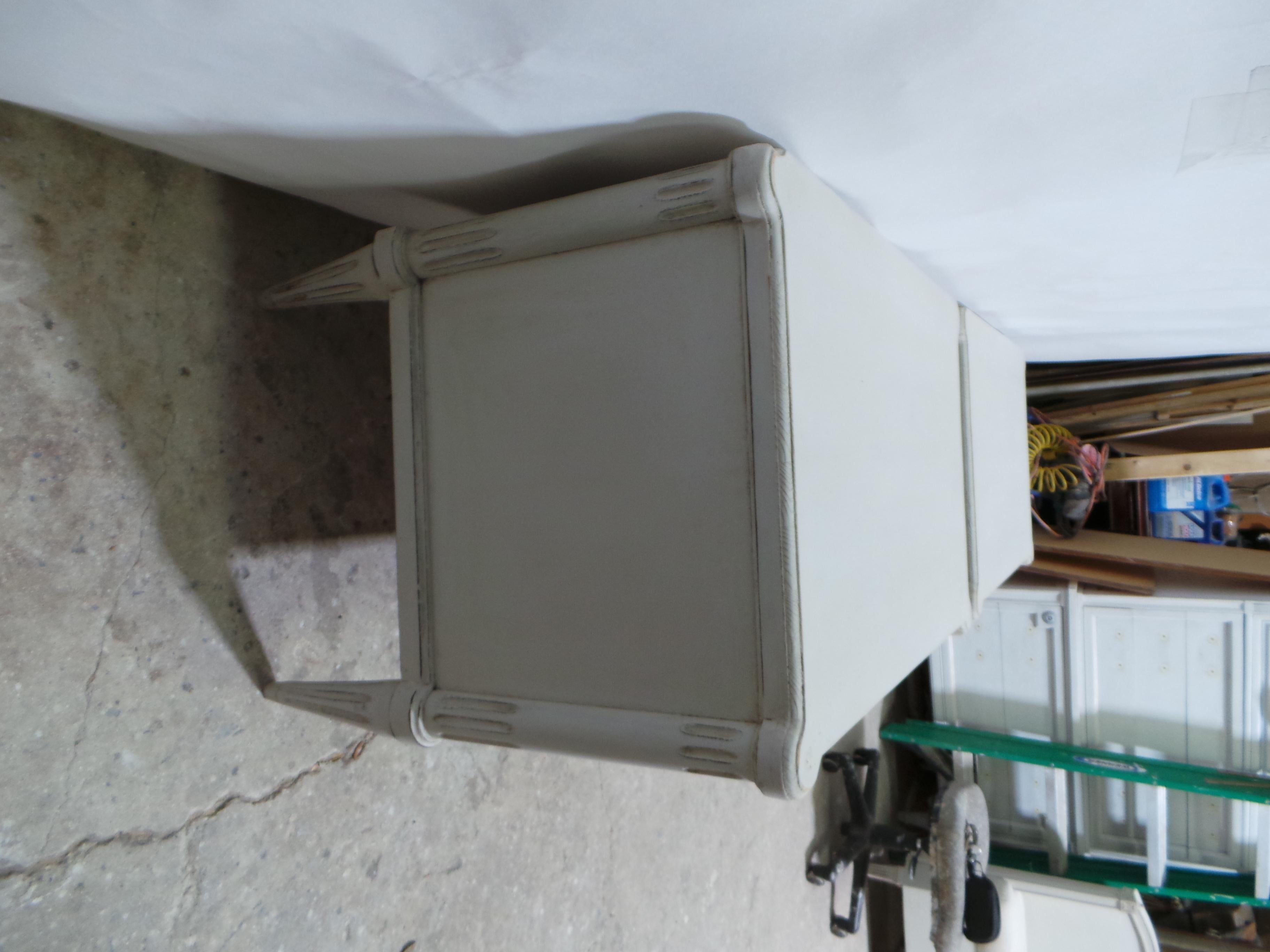 Suédois Tables de nuit à 3 tiroirs de style suédois gustavien en vente