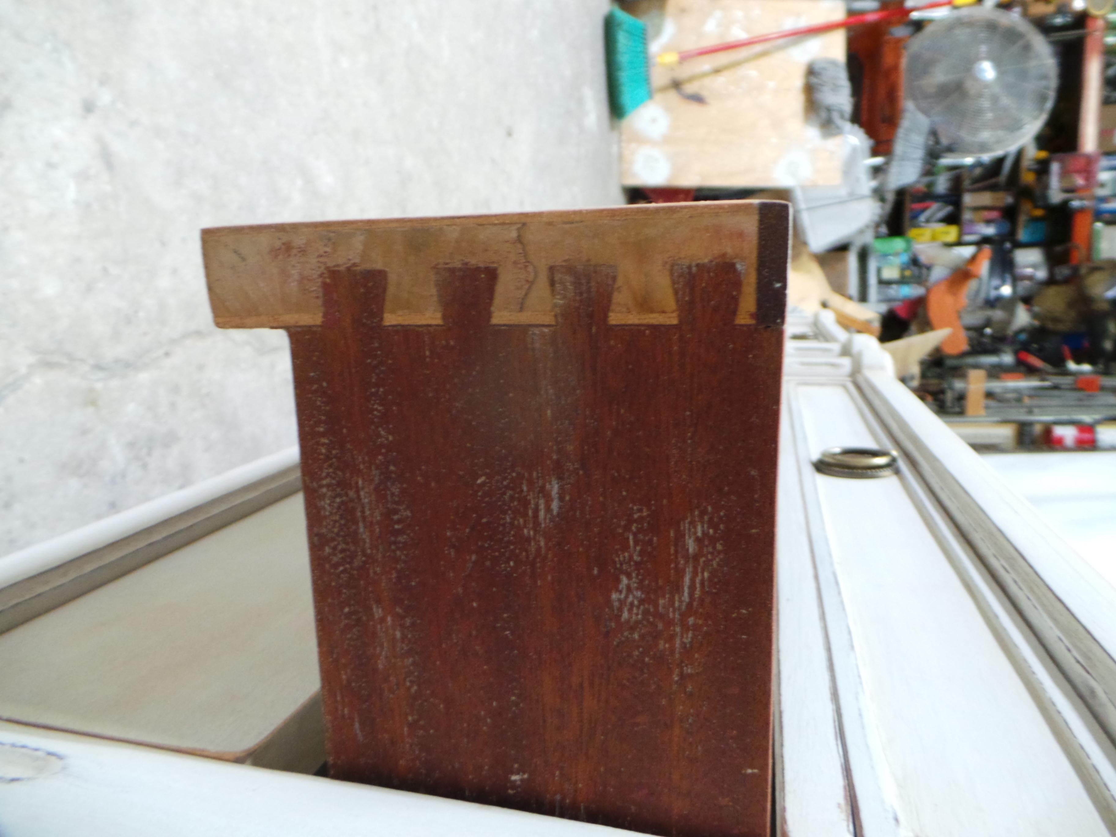 Tables de nuit à 3 tiroirs de style suédois gustavien Bon état - En vente à Hollywood, FL