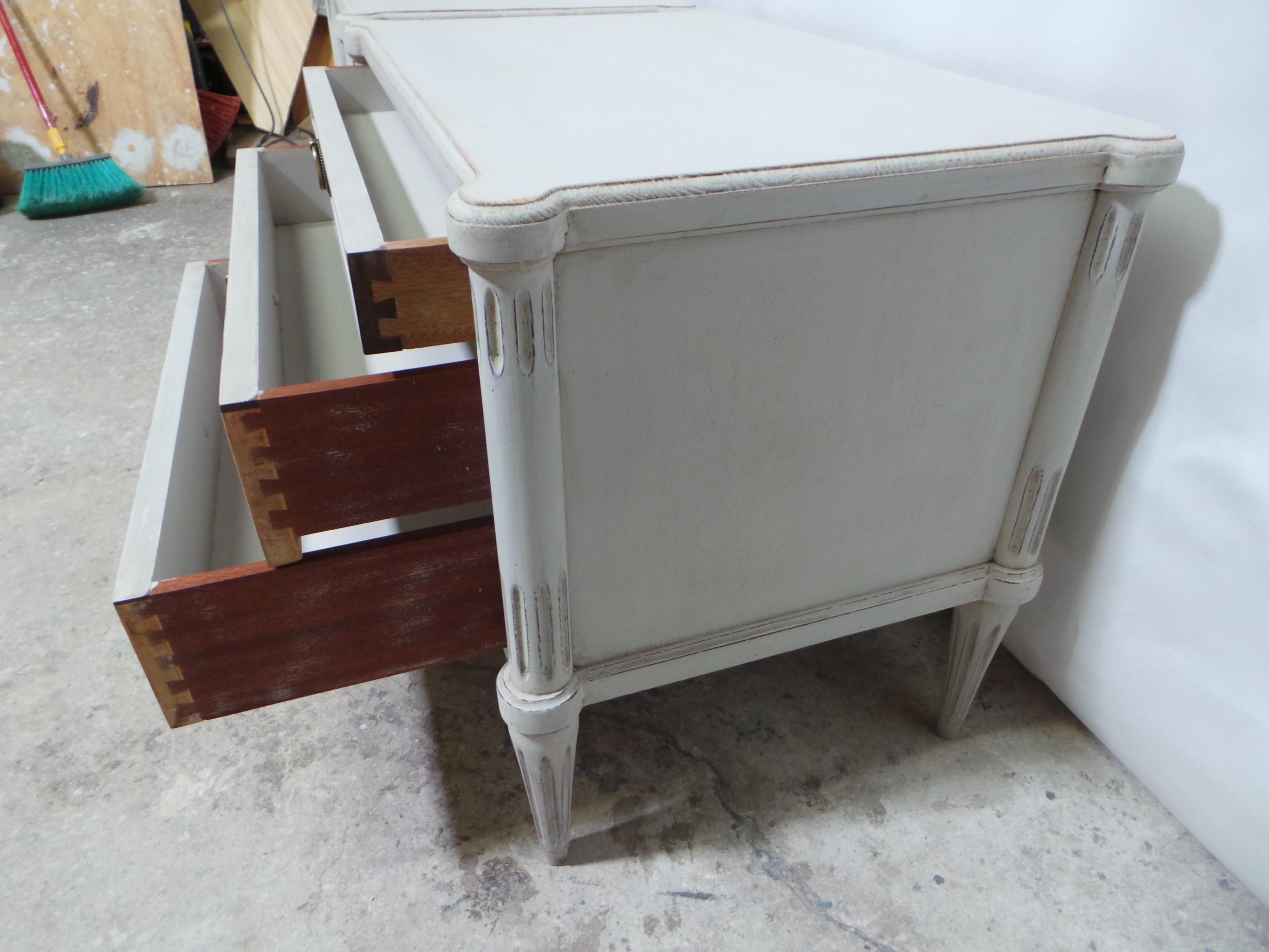 Milieu du XXe siècle Tables de nuit à 3 tiroirs de style suédois gustavien en vente