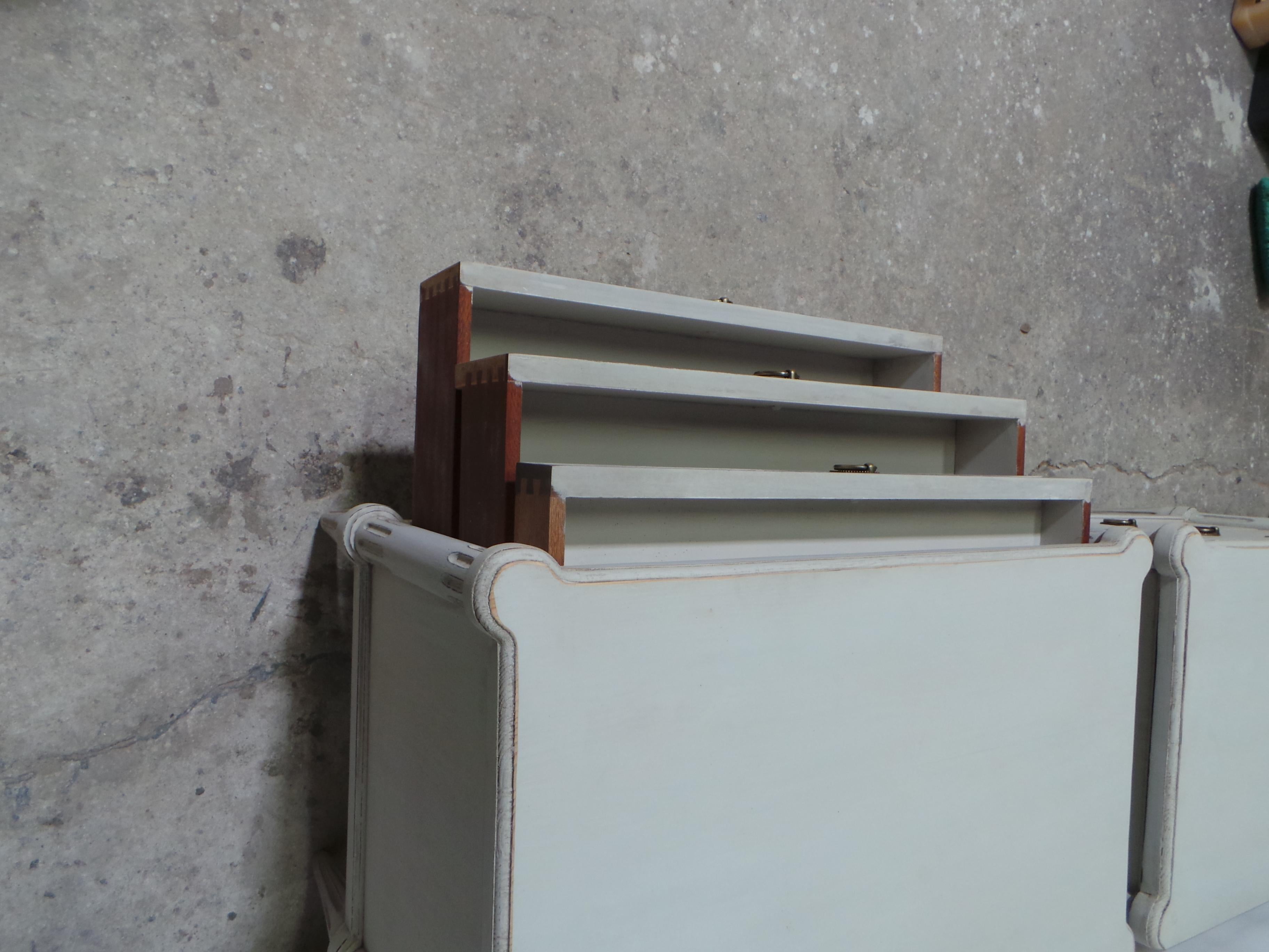 Bois Tables de nuit à 3 tiroirs de style suédois gustavien en vente