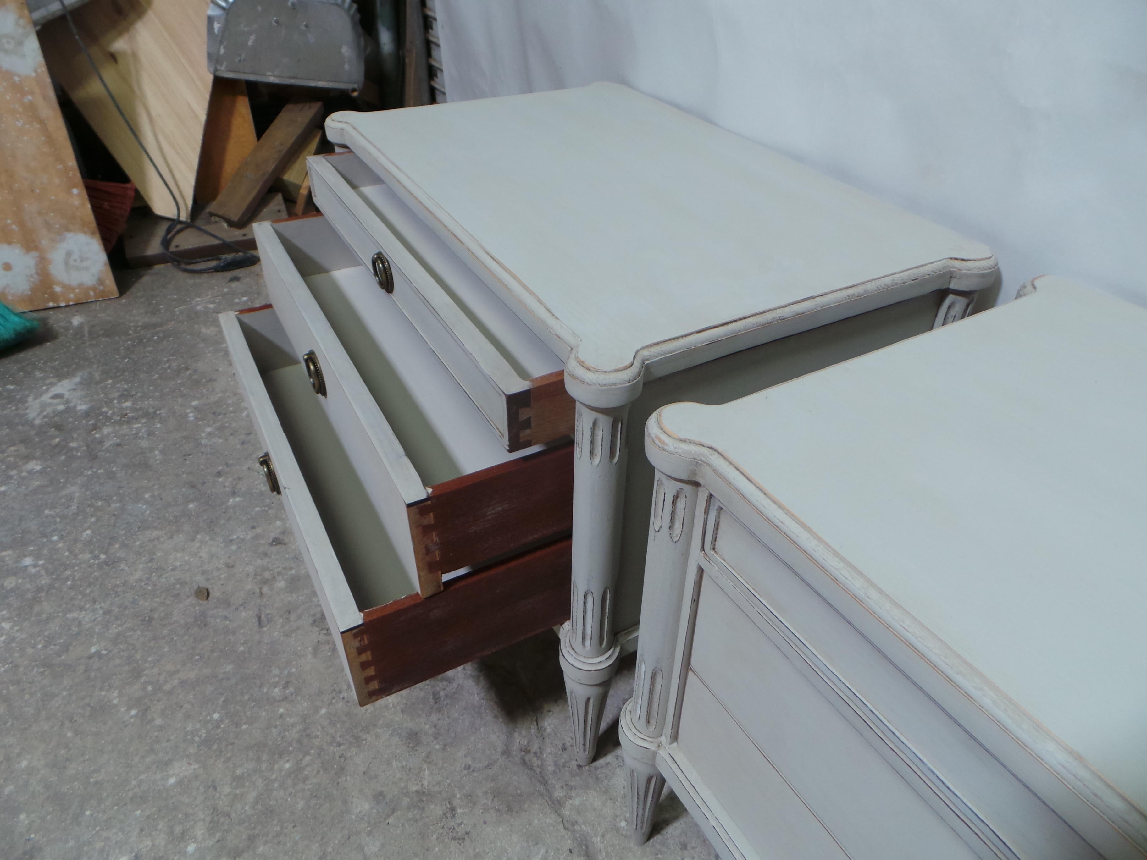 Tables de nuit à 3 tiroirs de style suédois gustavien en vente 1