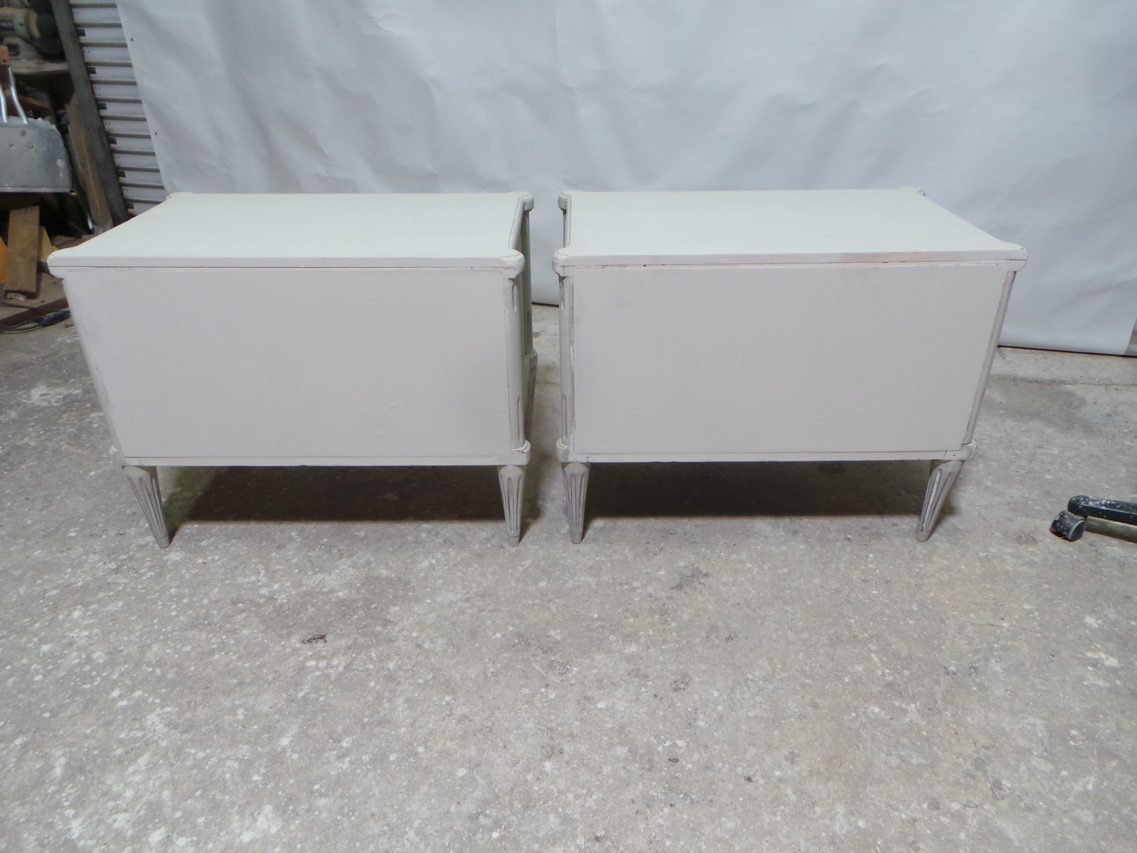 Tables de nuit à 3 tiroirs de style suédois gustavien en vente 2