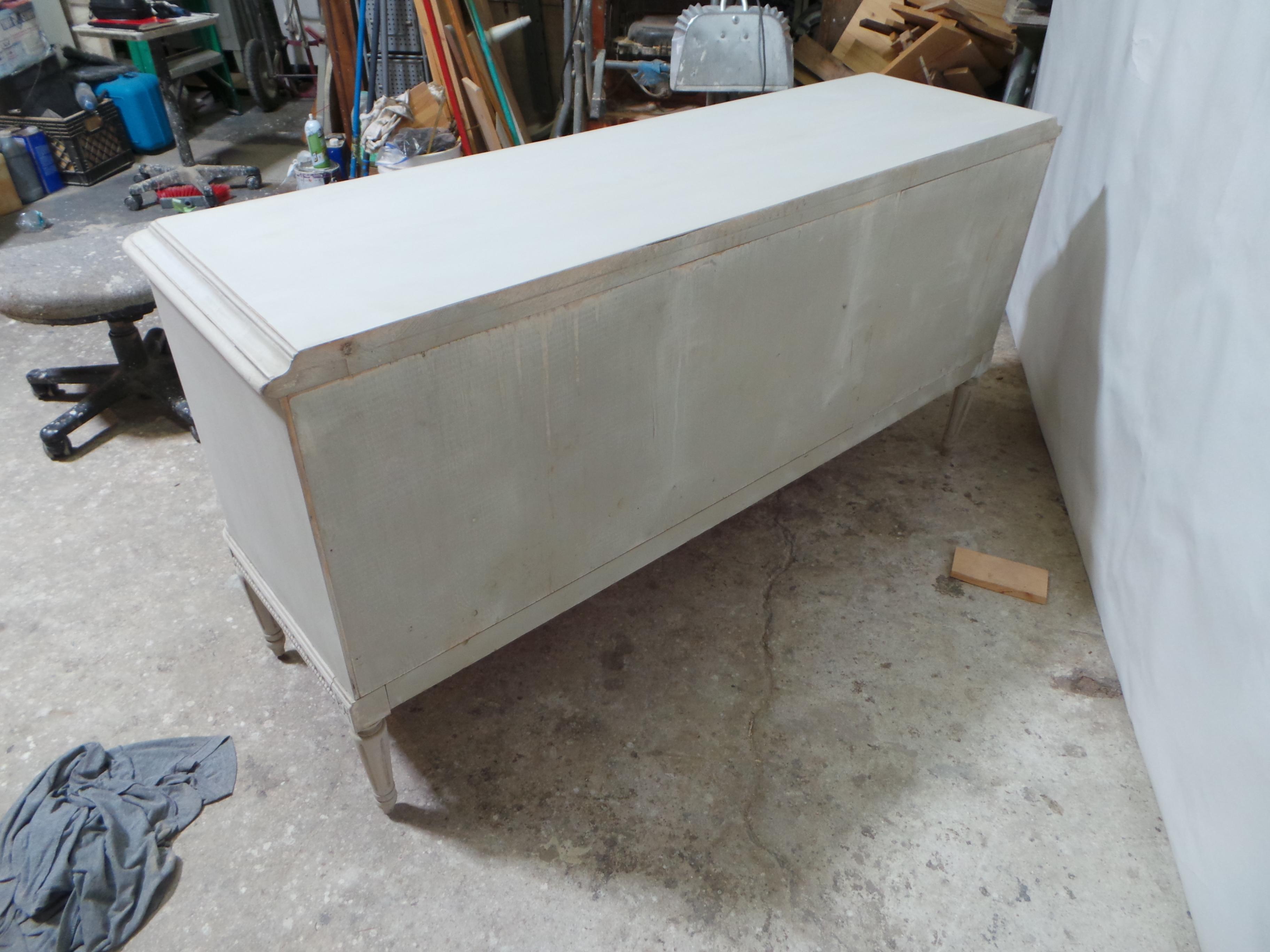 Buffet suédois de style gustavien à 4 tiroirs et 2 portes en vente 3