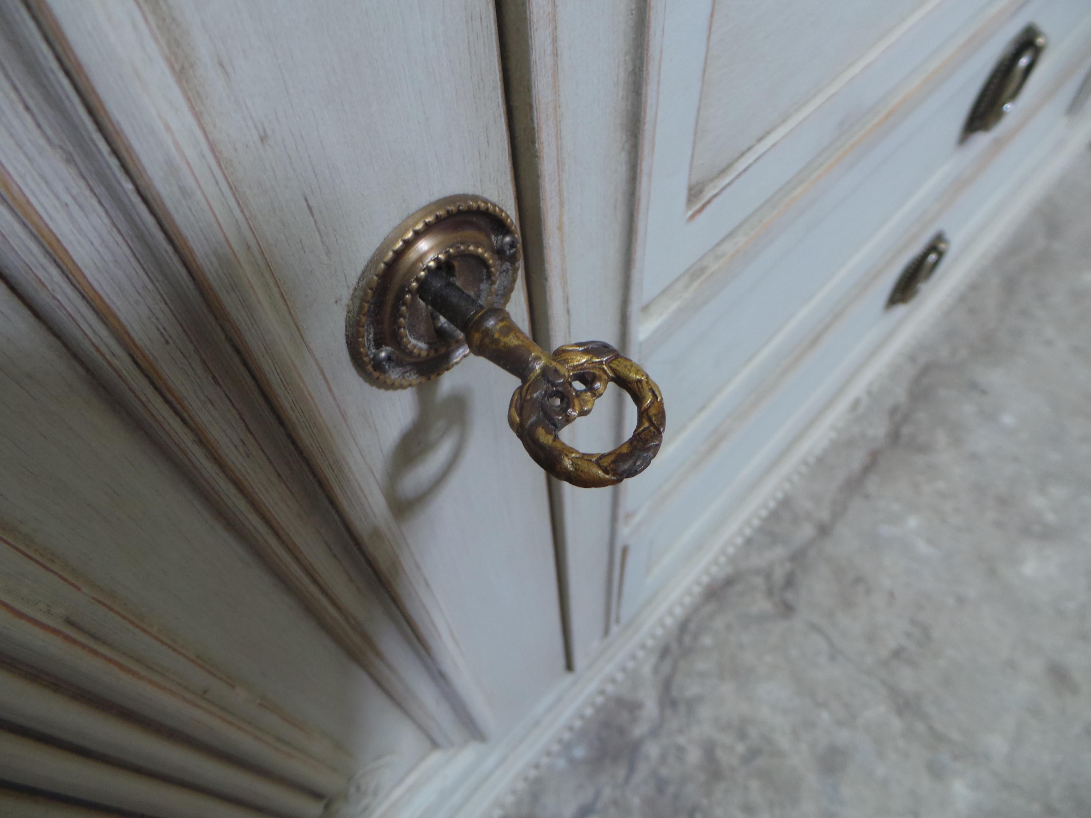 Gustavien Buffet suédois de style gustavien à 4 tiroirs et 2 portes en vente